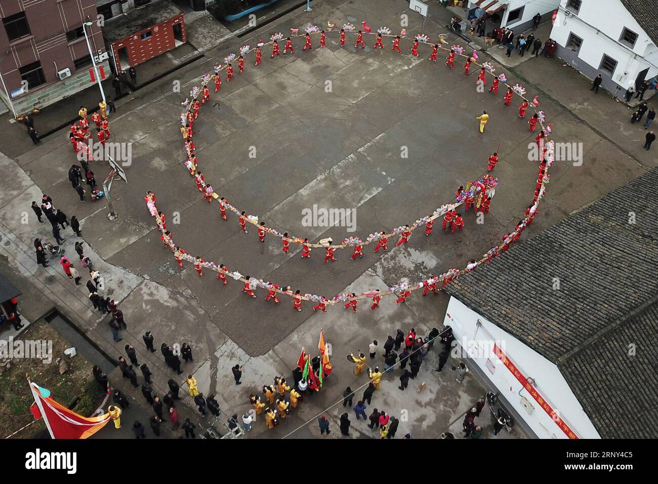 (180226) -- HANGZHOU, 26 février 2018 -- Une équipe féminine de lanternes de dragon effectue une danse de lanternes de dragon au village de Xinhe, comté de Tonglu, province du Zhejiang dans l'est de la Chine, le 26 février 2018. La représentation de la lanterne dragon, qui est reliée par des planches en forme de banc, est une façon traditionnelle de célébrer le début du printemps.) (WYO) CHINA-ZHEJIANG-DRAGON LANTERN DANCE-WOMEN S TEAM-PERFORMANCE (CN) HUANGXZONGZHI PUBLICATIONXNOTXINXCHN Banque D'Images