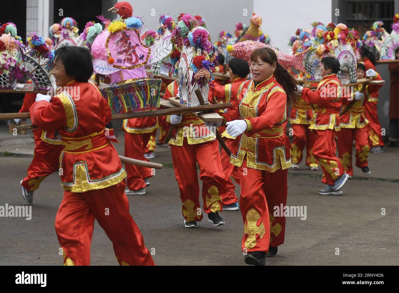 (180226) -- HANGZHOU, 26 février 2018 -- Une équipe féminine de lanternes de dragon effectue une danse de lanternes de dragon au village de Xinhe, comté de Tonglu, province du Zhejiang dans l'est de la Chine, le 26 février 2018. La représentation de la lanterne dragon, qui est reliée par des planches en forme de banc, est une façon traditionnelle de célébrer le début du printemps.) (WYO) CHINA-ZHEJIANG-DRAGON LANTERN DANCE-WOMEN S TEAM-PERFORMANCE (CN) HUANGXZONGZHI PUBLICATIONXNOTXINXCHN Banque D'Images