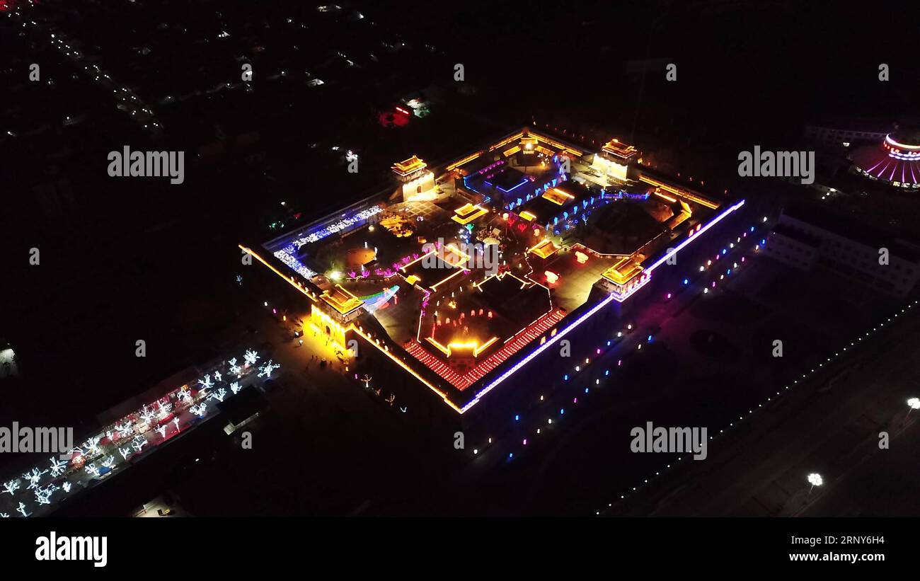 (180302) -- CANGZHOU, le 2 mars 2018 -- une photo aérienne prise le 1 2018 mars montre la vue nocturne de la région pittoresque du monde acrobatique de Wuqiao dans la ville de Cangzhou, province du Hebei, dans le nord de la Chine, avant le festival des lanternes qui tombe le 2 mars de cette année. (Ry) CHINA-LANTERN FESTIVAL-CELEBRATIONS (CN) MuxYu PUBLICATIONxNOTxINxCHN Banque D'Images