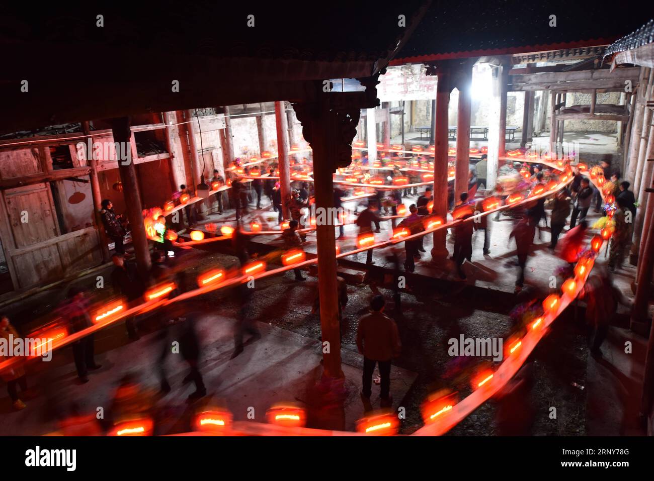 (180303) -- PAN AN, 3 mars 2018 -- des villageois exécutent une danse de lanterne de dragon au Festival des lanternes dans le village de Ruokeng du comté de Pan an, province du Zhejiang dans l'est de la Chine, le 2 mars 2018. La représentation de la lanterne dragon d'environ 100 mètres de long, qui est reliée par une planche en forme de banc, est une façon traditionnelle pour la population locale de célébrer le Festival des lanternes.) (Ry) CHINA-LANTERN FESTIVAL-CELEBRATIONS (CN) KongxDebin PUBLICATIONxNOTxINxCHN Banque D'Images