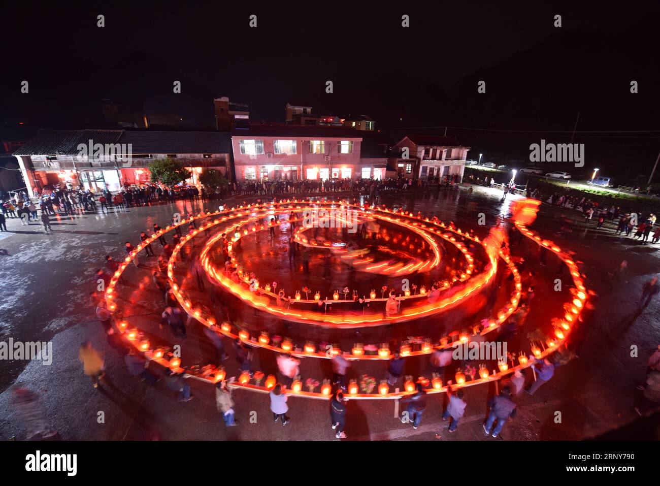 (180303) -- PAN AN, 3 mars 2018 -- des villageois exécutent une danse de lanterne de dragon au Festival des lanternes dans le village de Ruokeng du comté de Pan an, province du Zhejiang dans l'est de la Chine, le 2 mars 2018. La représentation de la lanterne dragon d'environ 100 mètres de long, qui est reliée par une planche en forme de banc, est une façon traditionnelle pour la population locale de célébrer le Festival des lanternes.) (Ry) CHINA-LANTERN FESTIVAL-CELEBRATIONS (CN) KongxDebin PUBLICATIONxNOTxINxCHN Banque D'Images
