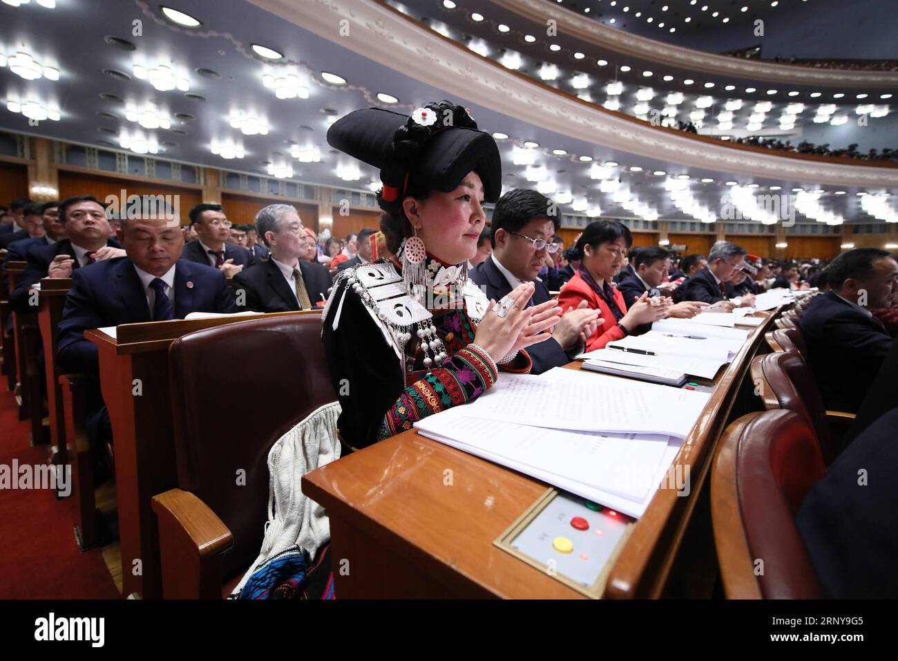 (180305) -- BEIJING, le 5 mars 2018 -- la première session du 13e Congrès populaire national s ouvre au Grand Hall du peuple à Beijing, capitale de la Chine, le 5 mars 2018. (DEUX SESSIONS)CHINE-PÉKIN-PNJ-OUVERTURE (CN) LANXHONGGUANG PUBLICATIONXNOTXINXCHN Banque D'Images