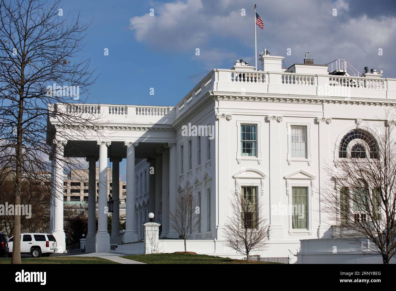 (180308) -- WASHINGTON, 8 mars 2018 -- une photo prise le 8 mars 2018 montre l'extériorité de la Maison Blanche à Washington D.C., aux États-Unis. Le président américain Donald Trump a officiellement signé jeudi des proclamations pour imposer des droits de douane élevés sur l'acier et l'aluminium importés dans un contexte de dissidence croissante de la part de groupes d'affaires et de partenaires commerciaux à travers le monde. U.S.-WASHINGTON D.C.-TRUMP-TARIFS-ACIER-ALUMINIUM TINGXSHEN PUBLICATIONXNOTXINXCHN Banque D'Images