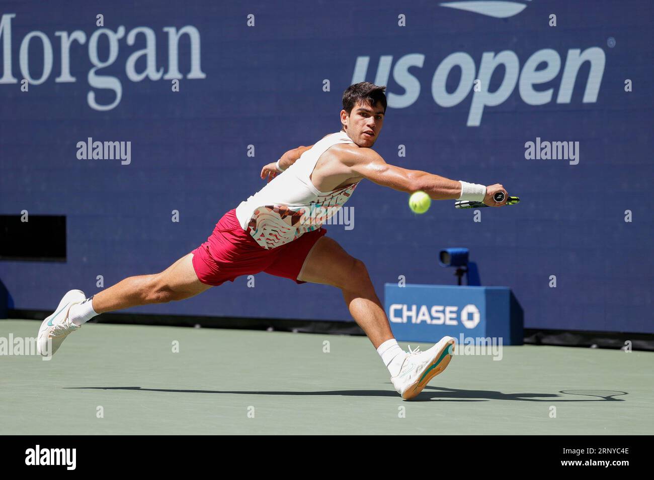 New York, États-Unis, 2 septembre 2023. Le joueur de tennis espagnol Carlos Alcaraz (ESP) en action lors du tournoi US Open 2023 au Centre national de tennis Billie Jean King le samedi 02 septembre 2023. © Juergen Hasenkopf / Alamy Live News Banque D'Images