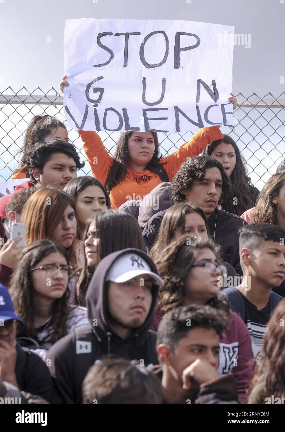 (180314) -- LOS ANGELES, le 14 mars 2018 -- des étudiants du Francis Polytechnic High School manifestent contre la violence armée à Los Angeles, aux États-Unis, le 14 mars 2018. Des élèves ont participé à une manifestation nationale contre la violence armée à l'école nationale aux États-Unis mercredi, un mois après une fusillade dans un lycée en Floride au cours de laquelle 17 personnes ont été tuées. ) ÉTATS-UNIS-LOS ANGELES-ÉLÈVES-ÉCOLE NATIONALE-VIOLENCE ARMÉE ZHAOXHANRONG PUBLICATIONXNOTXINXCHN Banque D'Images