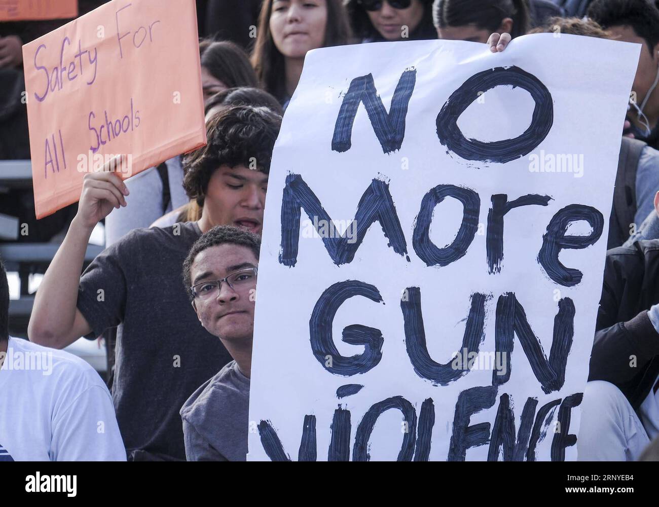 (180314) -- LOS ANGELES, le 14 mars 2018 -- des étudiants du Francis Polytechnic High School manifestent contre la violence armée à Los Angeles, aux États-Unis, le 14 mars 2018. Des élèves ont participé à une manifestation nationale contre la violence armée à l'école nationale aux États-Unis mercredi, un mois après une fusillade dans un lycée en Floride au cours de laquelle 17 personnes ont été tuées. ) ÉTATS-UNIS-LOS ANGELES-ÉLÈVES-ÉCOLE NATIONALE-VIOLENCE ARMÉE ZHAOXHANRONG PUBLICATIONXNOTXINXCHN Banque D'Images