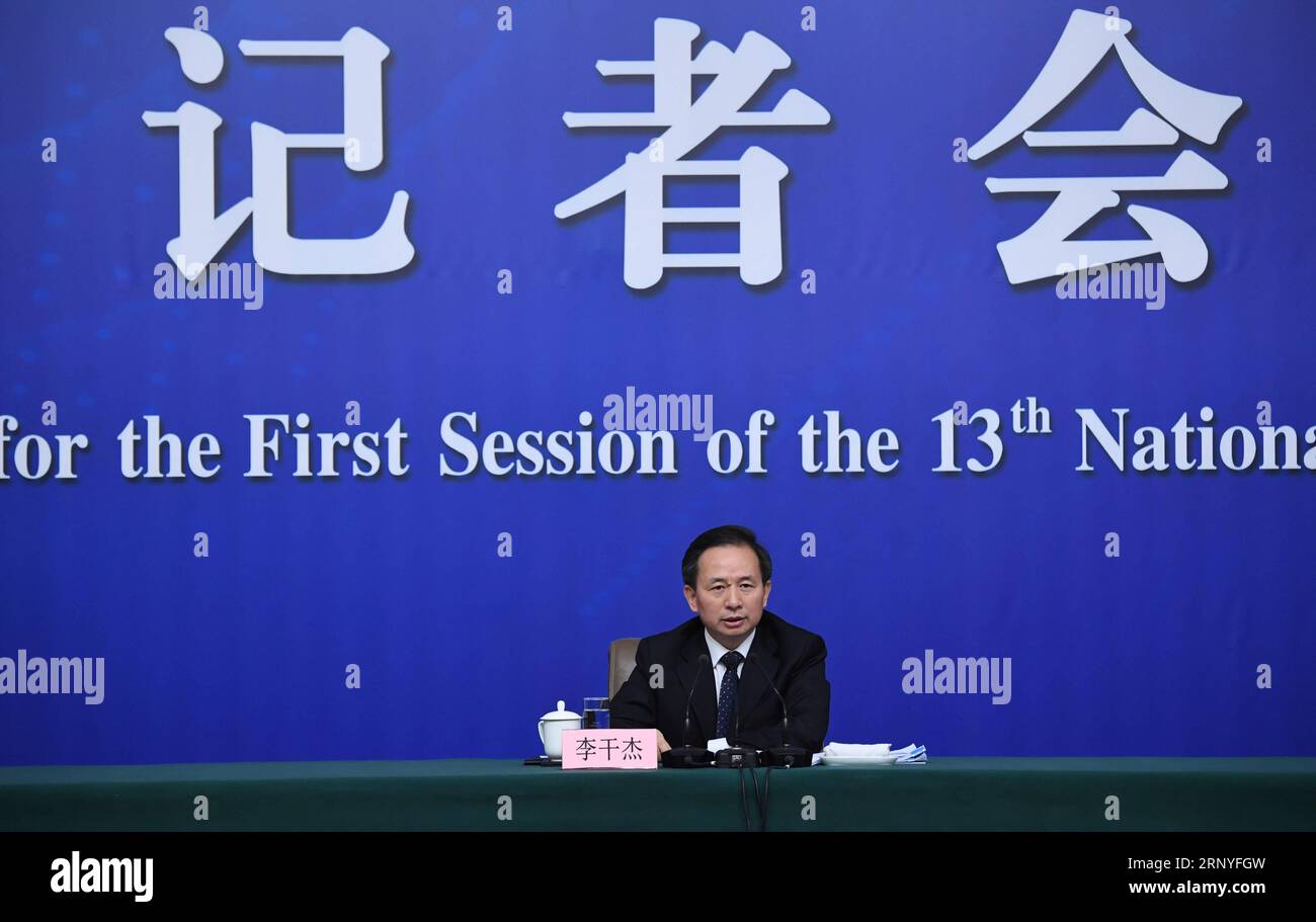 (180317) -- PÉKIN, le 17 mars 2018 -- le ministre chinois de la protection de l'environnement, Li Ganjie, répond à des questions lors d'une conférence de presse sur la lutte contre la pollution en marge de la première session du 13e Congrès national populaire (APN) à Pékin, capitale de la Chine, le 17 mars 2018. (DEUX SESSIONS)CHINE-BEIJING-NPC-PRESS CONFERENCE-ENVIRONMENT(CN) SHENXHONG PUBLICATIONXNOTXINXCHN Banque D'Images