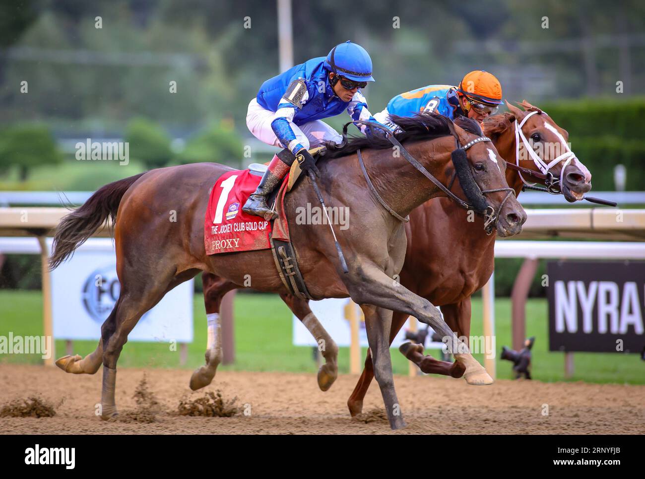 Saratoga Springs, États-Unis. 02 septembre 2023. Bright future (à l'intérieur, casquette orange), monté par Javier Castellano remporte la coupe d'or du Jockey Club, au Saratoga Race course à Saratoga Springs, New York contre Proxy (#1) monté par Joel Rosario par un nez le samedi 2 septembre 2023. Photo de Mark Wyville/UPI crédit : UPI/Alamy Live News Banque D'Images