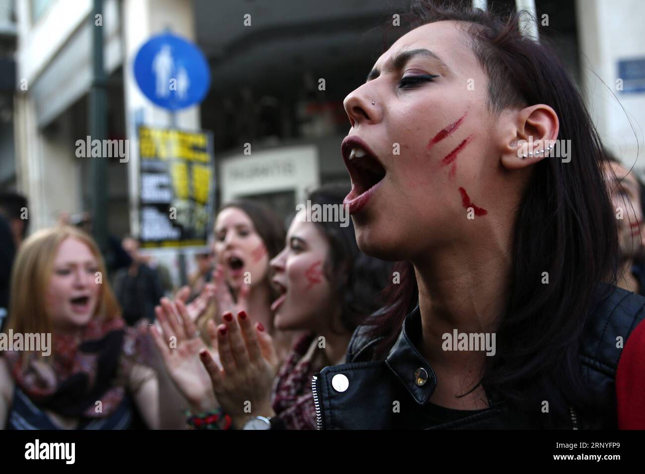 (180317) -- ATHÈNES, le 17 mars 2018 -- les gens crient des slogans lors d'un rassemblement contre le racisme et le fascisme à Athènes, en Grèce, le 17 mars 2018. Des citoyens grecs, des migrants et des réfugiés sont descendus dans les rues d'Athènes samedi pour protester contre le racisme et le fascisme à l'approche de la Journée internationale pour l'élimination de la discrimination raciale, commémorée chaque année le 21 mars. GRÈCE-ATHÈNES-RALLYE MariosxLolos PUBLICATIONxNOTxINxCHN Banque D'Images