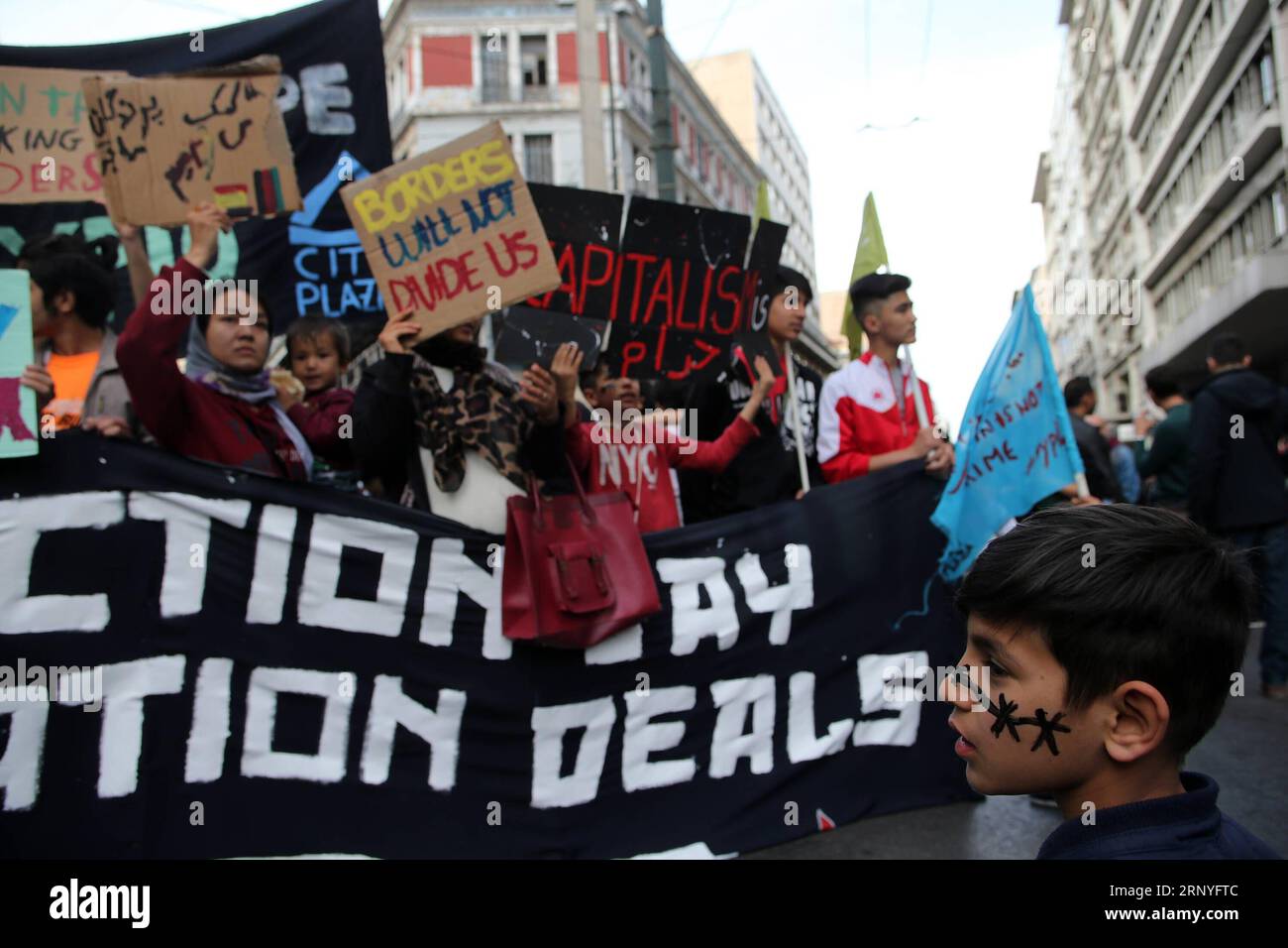 (180317) -- ATHÈNES, le 17 mars 2018 -- les gens protestent contre le racisme et le fascisme à Athènes, Grèce, le 17 mars 2018. Des citoyens grecs, des migrants et des réfugiés sont descendus dans les rues d'Athènes samedi pour protester contre le racisme et le fascisme à l'approche de la Journée internationale pour l'élimination de la discrimination raciale, commémorée chaque année le 21 mars. GRÈCE-ATHÈNES-RALLYE MariosxLolos PUBLICATIONxNOTxINxCHN Banque D'Images