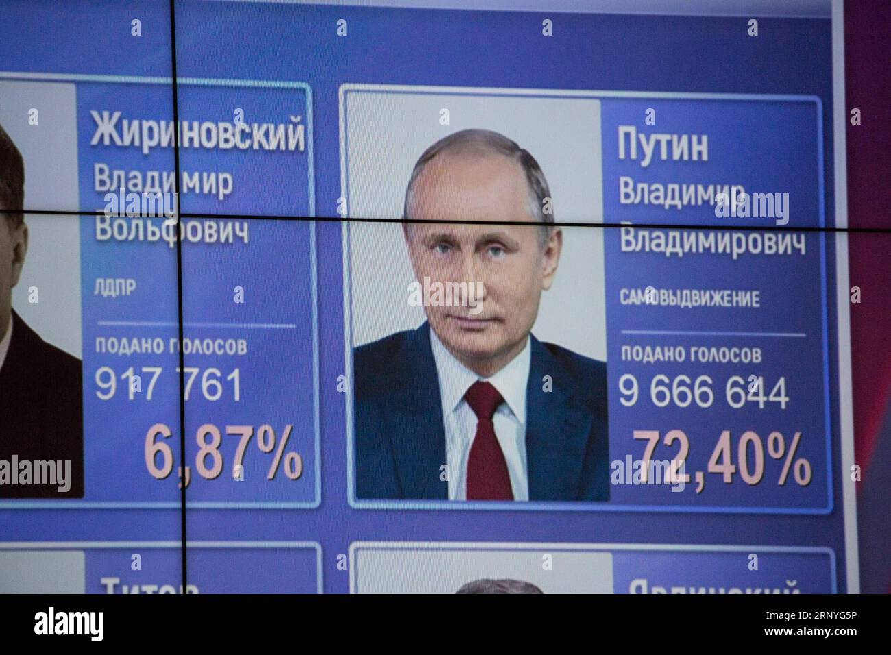 Bilder des Tages (180318) -- MOSCOU, le 18 mars 2018 -- une photo prise le 18 mars 2018 montre un écran mettant à jour les votes du président sortant Vladimir Poutine lors d'une conférence de presse de la Commission électorale centrale russe (CEC) à Moscou, en Russie. Le président sortant de la Russie, Vladimir Poutine, a remporté 71,97 pour cent des voix lors de l élection présidentielle de dimanche avec 21,33 pour cent des bulletins comptés, a déclaré la Commission électorale centrale. RUSSIE-MOSCOU-ÉLECTION PRÉSIDENTIELLE-CONFÉRENCE DE PRESSE BAIXXUEQI PUBLICATIONXNOTXINXCHN Banque D'Images