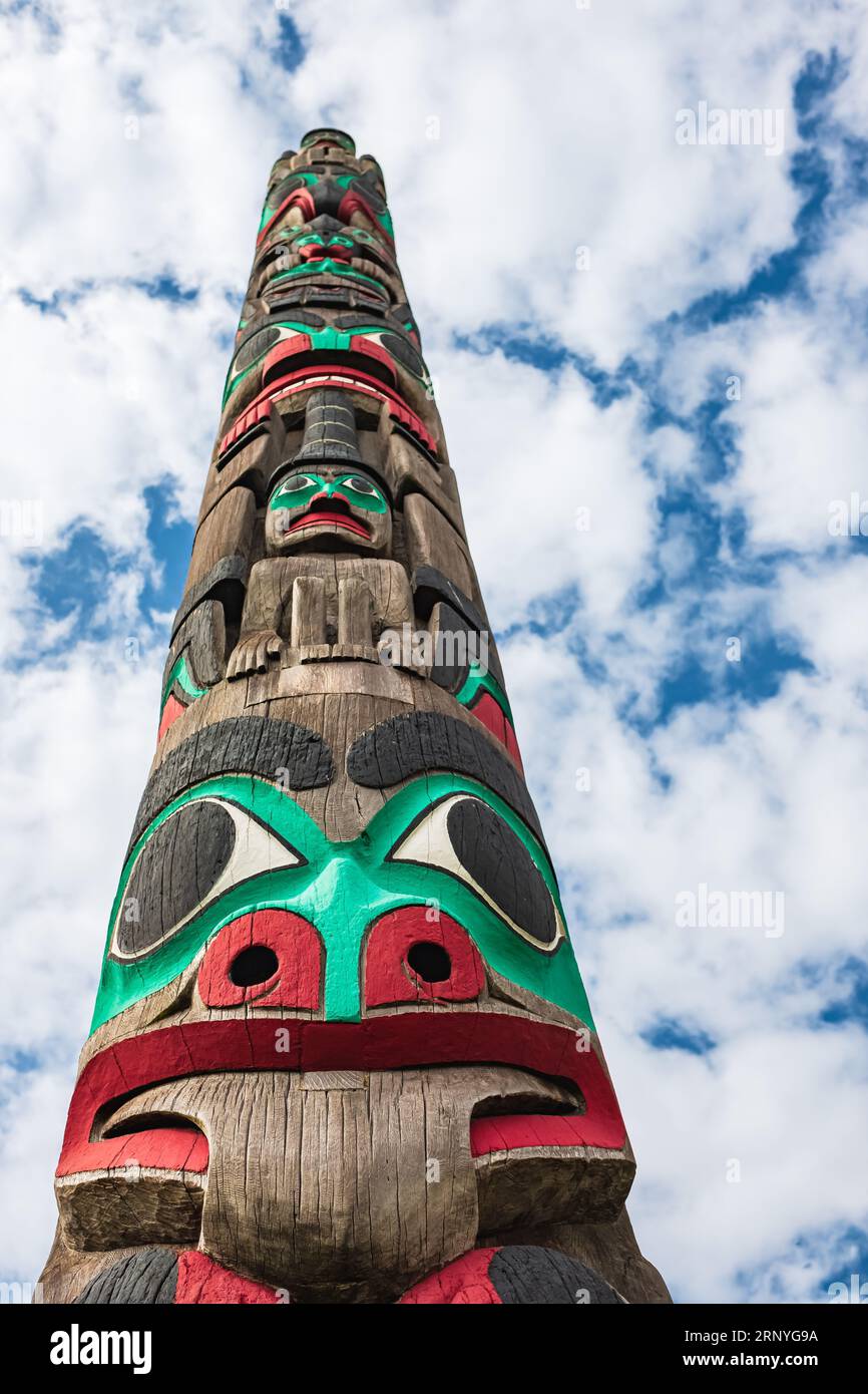 Totem poteau par les indiens d'Amérique du Nord. Les totems sont des sculptures monumentales sculptées par les peuples autochtones de la côte nord-ouest du Pacifique de Nort Banque D'Images