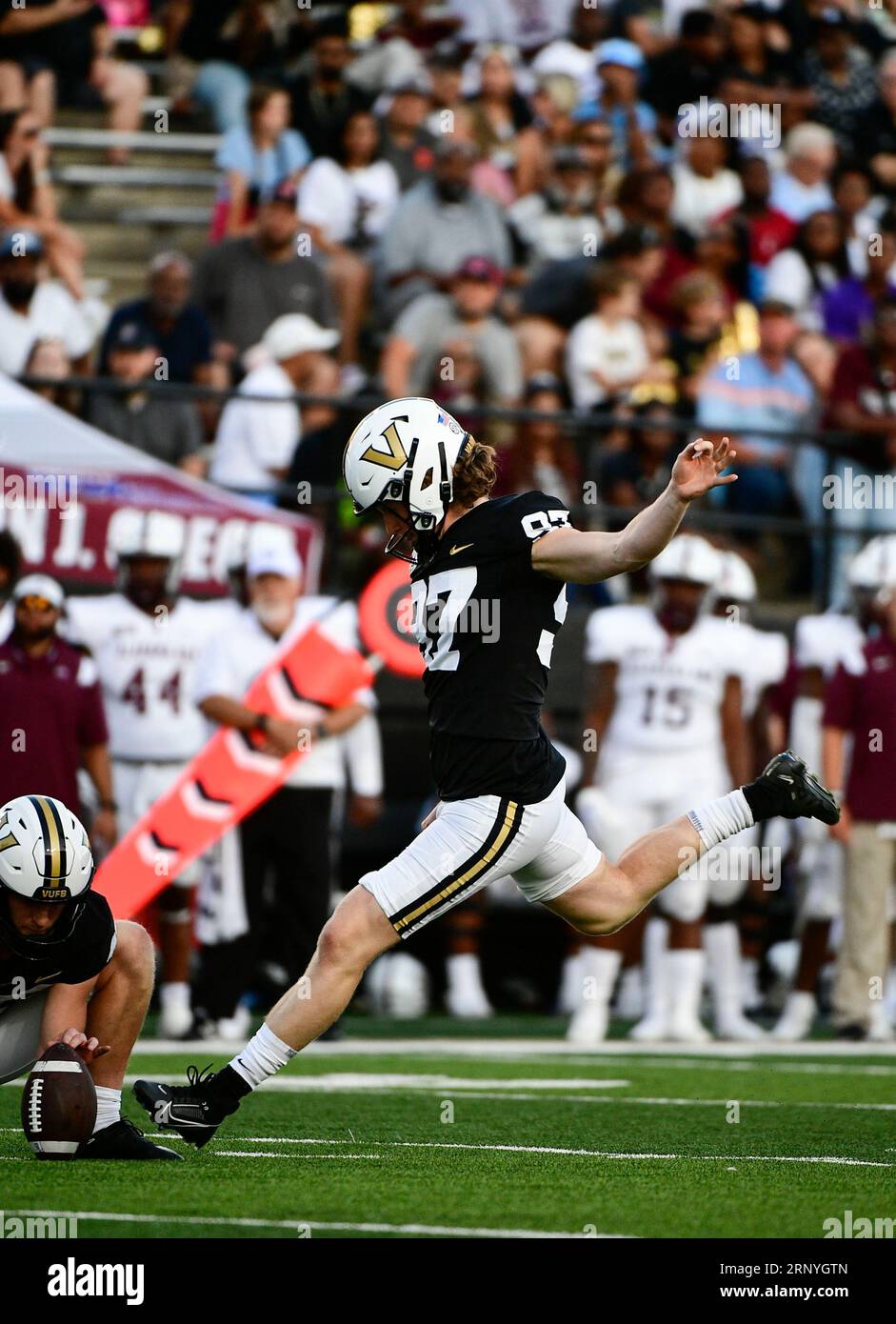 Nashville, Tennessee, États-Unis. 2 septembre 2023. Le kicker Jacob Borcila (97) de Vanderbilt Commodores place marque un field goal lors de son match contre Alabama A&M à Nashville. (Image de crédit : © Camden Hall/ZUMA Press Wire) USAGE ÉDITORIAL SEULEMENT! Non destiné à UN USAGE commercial ! Banque D'Images Nashville, Tennessee, États-Unis. 2 septembre 2023. Le kicker Jacob Borcila (97) de Vanderbilt Commodores place marque un field goal lors de son match contre Alabama A&M à Nashville. (Image de crédit : © Camden Hall/ZUMA Press Wire) USAGE ÉDITORIAL SEULEMENT! Non destiné à UN USAGE commercial ! Banque D'Images