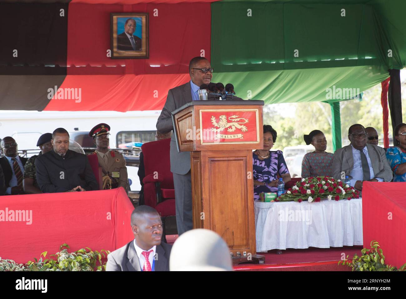 (180320) -- SALIMA, le 20 mars 2018 -- le président du Malawi Peter Mutharika prononce un discours lors de la cérémonie inaugurale pour la création d'une usine textile par la China-Malawi Cotton Company dans le district de Salima, au centre du Malawi, le 19 mars 2018. Une entreprise chinoise a lancé lundi une cérémonie révolutionnaire pour les usines textiles au Malawi, qui, selon le gouvernement, favorisera grandement son effort d'industrialisation. (gj) MALAWI-SALIMA-CHINA-TEXTILE FACTORIES PengxLijun PUBLICATIONxNOTxINxCHN Banque D'Images