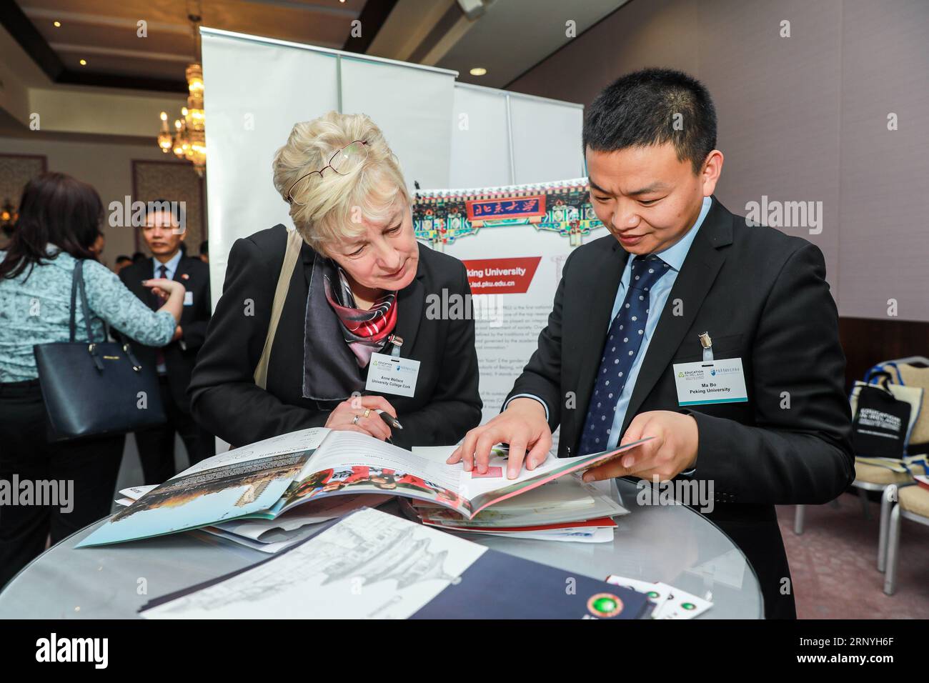 (180321) -- DUBLIN, le 21 mars 2018 -- les participants au Forum sur l'éducation Irlande-Chine à Dublin, Irlande, le 20 mars 2018. Le forum de haut niveau visant à promouvoir les échanges et la coopération entre les établissements d'enseignement supérieur chinois et irlandais s'est tenu ici mardi. Plus de 100 délégués des meilleures universités des deux côtés tels que l'Université de Pékin, l'Université de Nanjing, Trinity College Dublin et University College Dublin ont assisté à cet événement d'une journée. (YY) IRELAND-DUBLIN-CHINA-IRELAND HIGHER EDUCATION FORUM zhangxqi PUBLICATIONxNOTxINxCHN Banque D'Images