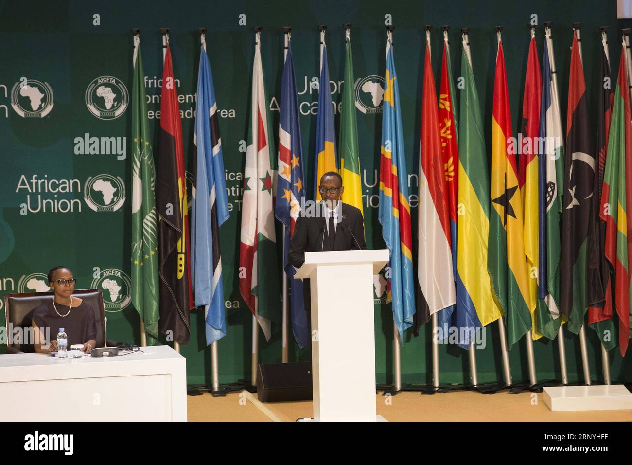 (180321) -- KIGALI, le 21 mars 2018 -- le président de l'Union africaine (UA) et président rwandais Paul Kagame (R) prononce une allocution lors de la 10e session extraordinaire de l'Assemblée de l'Union africaine sur la zone de libre-échange continentale africaine (ZLEAF) à Kigali, Rwanda, le 21 mars 2018. Quarante-quatre pays africains ont signé mercredi à Kigali un accord établissant la zone de libre-échange continentale africaine (ZLEAF). RWANDA-KIGALI-AFCFTA-SIGNATURE DE L'ACCORD GabrielxDusabe PUBLICATIONxNOTxINxCHN Banque D'Images