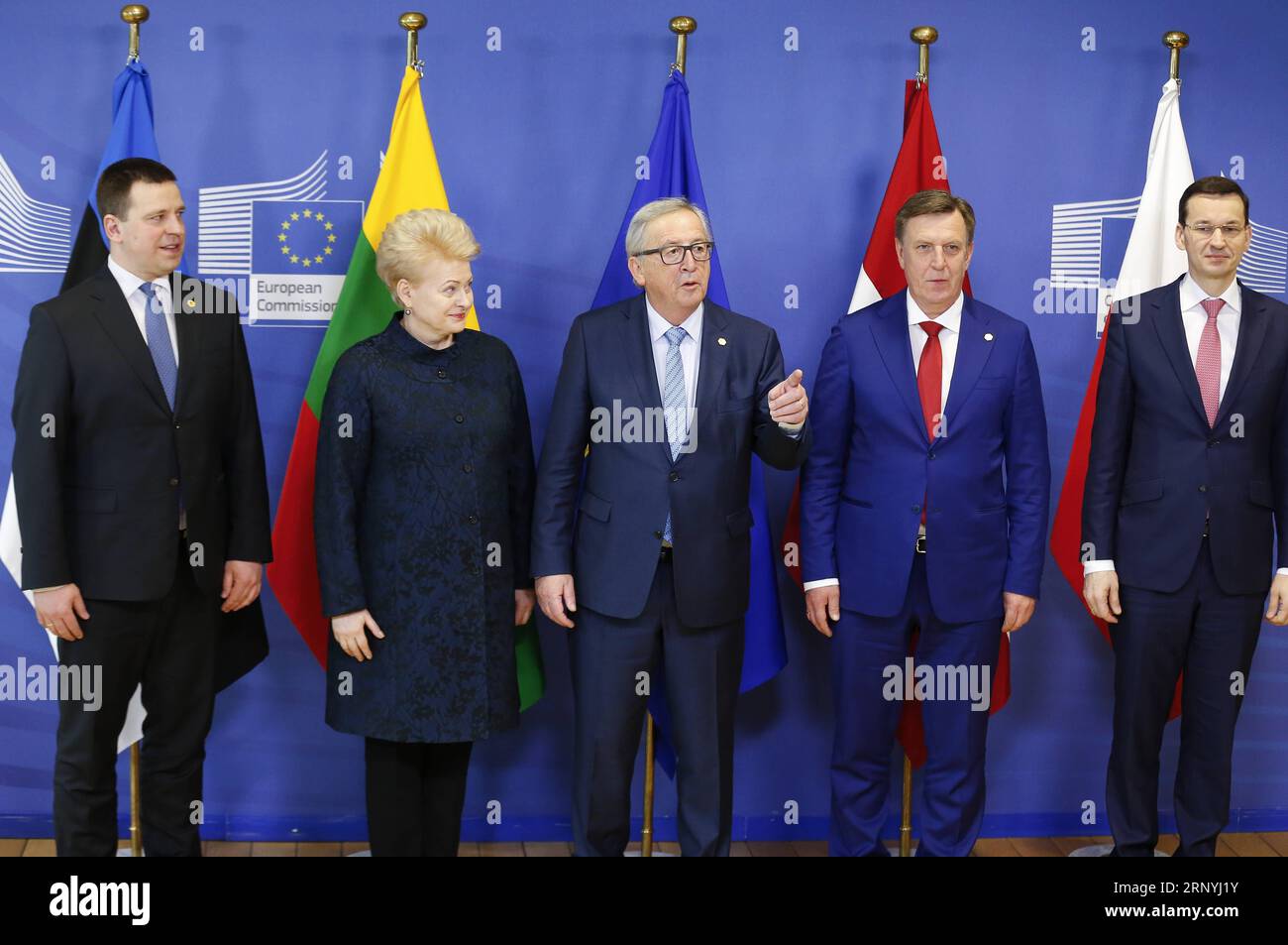 (180322) -- BRUXELLES, le 22 mars 2018 -- le président de la Commission européenne Jean-Claude Juncker (M) rencontre la présidente lituanienne Dalia Grybauskaite (2e L), le Premier ministre letton Maris Kucinskis (2e R), le Premier ministre estonien Juri Ratas (1e L) et le Premier ministre polonais Mateusz Morawiecki (1e R) à la Commission européenne avant le sommet de printemps à Bruxelles, Belgique, en mars. 22, 2018. )(zf) BELGIUM-BRUSSELS-eu-SUMMIT YexPingfan PUBLICATIONxNOTxINxCHN Banque D'Images