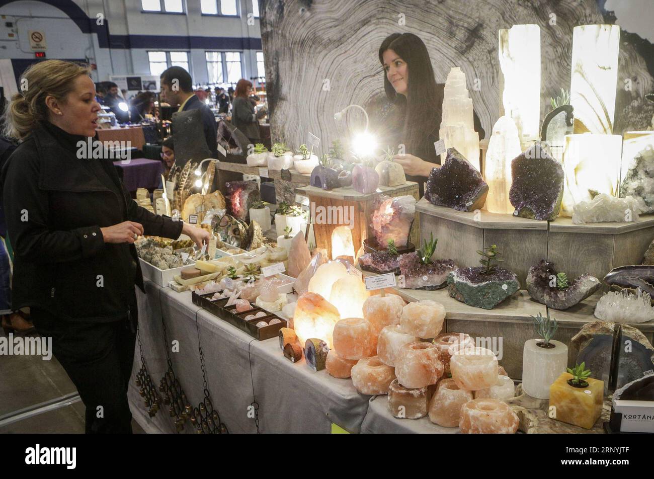 (180324) -- VANCOUVER, le 24 mars 2018 -- Un visiteur jette un coup d'œil à un kiosque lors du Vancouver Gem and Mineral Show qui s'est tenu à Vancouver, Canada, le 23 mars 2018. ) (YY) CANADA-VANCOUVER-GEM SHOW Liangxsen PUBLICATIONxNOTxINxCHN Banque D'Images