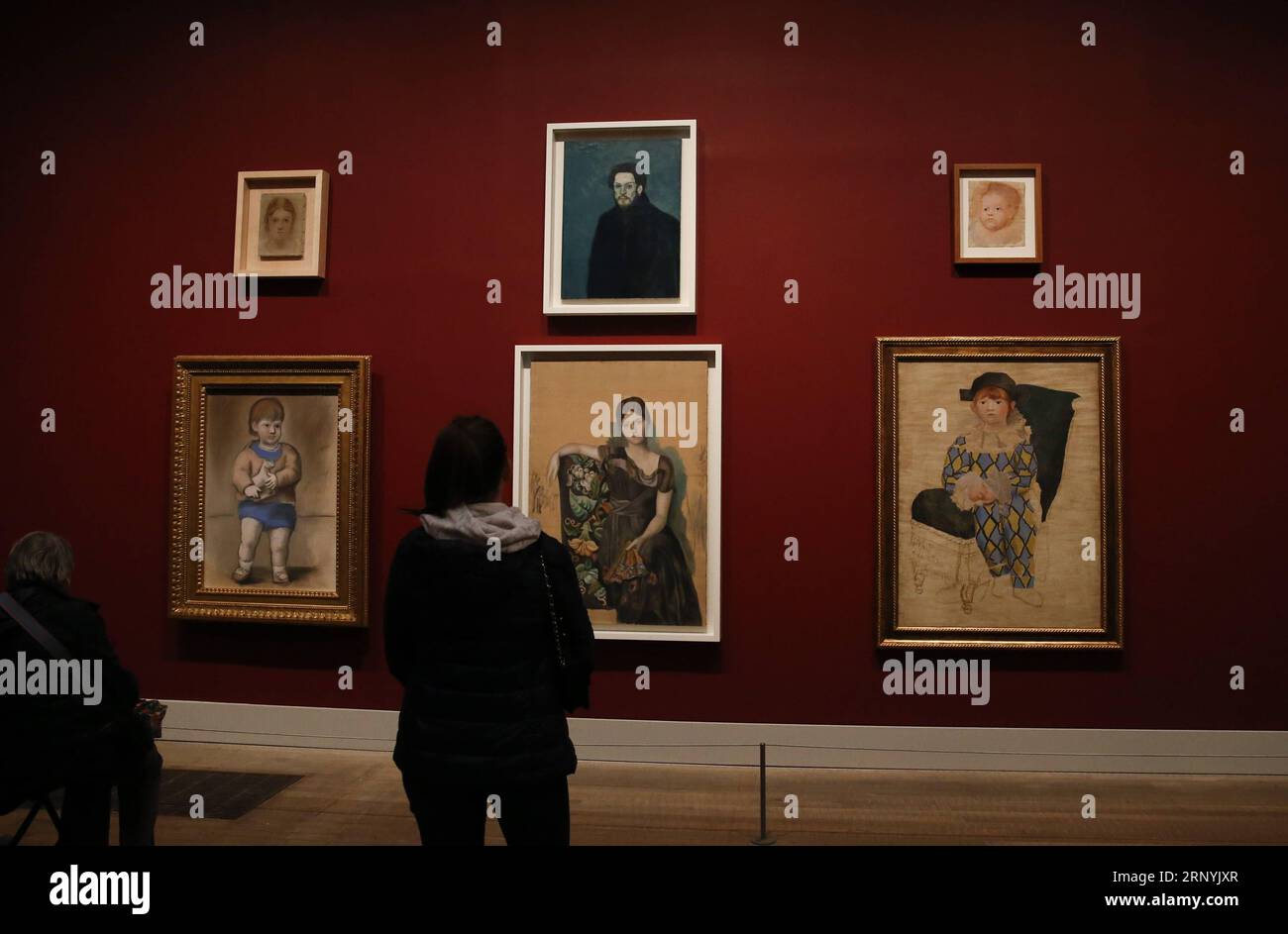 (180324) -- LONDRES, 24 mars 2018 -- les gens regardent les peintures de l'exposition EY Picasso 1932 - Love, Fame, Tragedy qui s'est tenue à la Tate Modern, Londres, Grande-Bretagne le 24 mars 2018. L'exposition fermera le 9 septembre. ) (srb) BRITAIN-LONDON-TATE MODERN-THE EY EXHIBITION-PICASSO 1932 HanxYan PUBLICATIONxNOTxINxCHN Banque D'Images