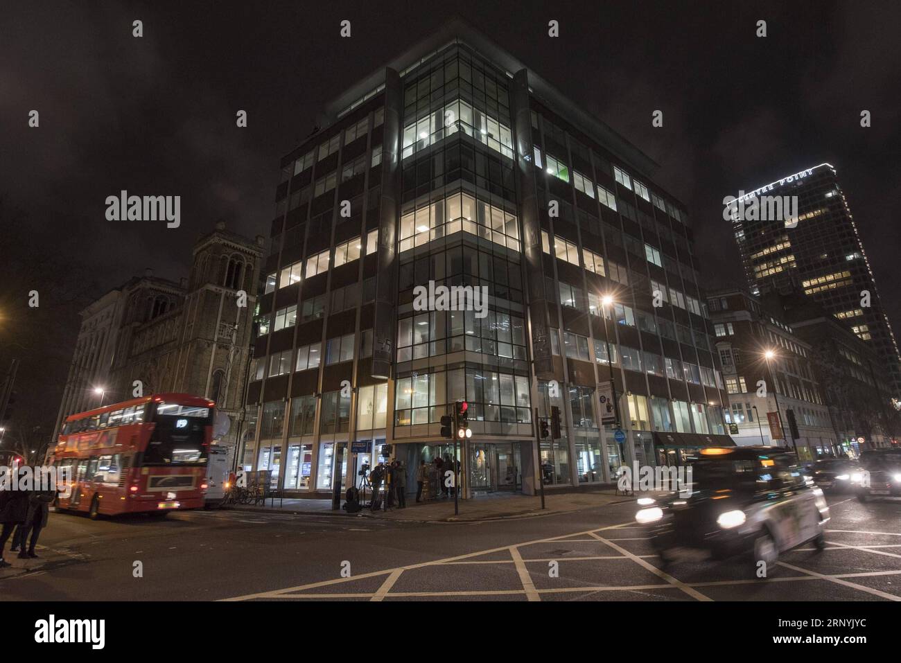 (180324) -- LONDRES, 24 mars 2018 -- une photo prise le 23 mars 2018 montre le bâtiment qui abrite les bureaux de Cambridge Analytica à Londres, en Grande-Bretagne. La société d'analyse de données Cambridge Analytica qui est à l'oeil d'un scandale de violation de date en cours a été fouillée vendredi soir après qu'un mandat officiel ait été accordé. ) (ZF) BUREAUX DE GRANDE-BRETAGNE-LONDRES-CAMBRIDGE ANALYTICA-RECHERCHE SUR LE STOCKAGE DE DONNÉES STEPHENXCHUNG PUBLICATIONXNOTXINXCHN Banque D'Images