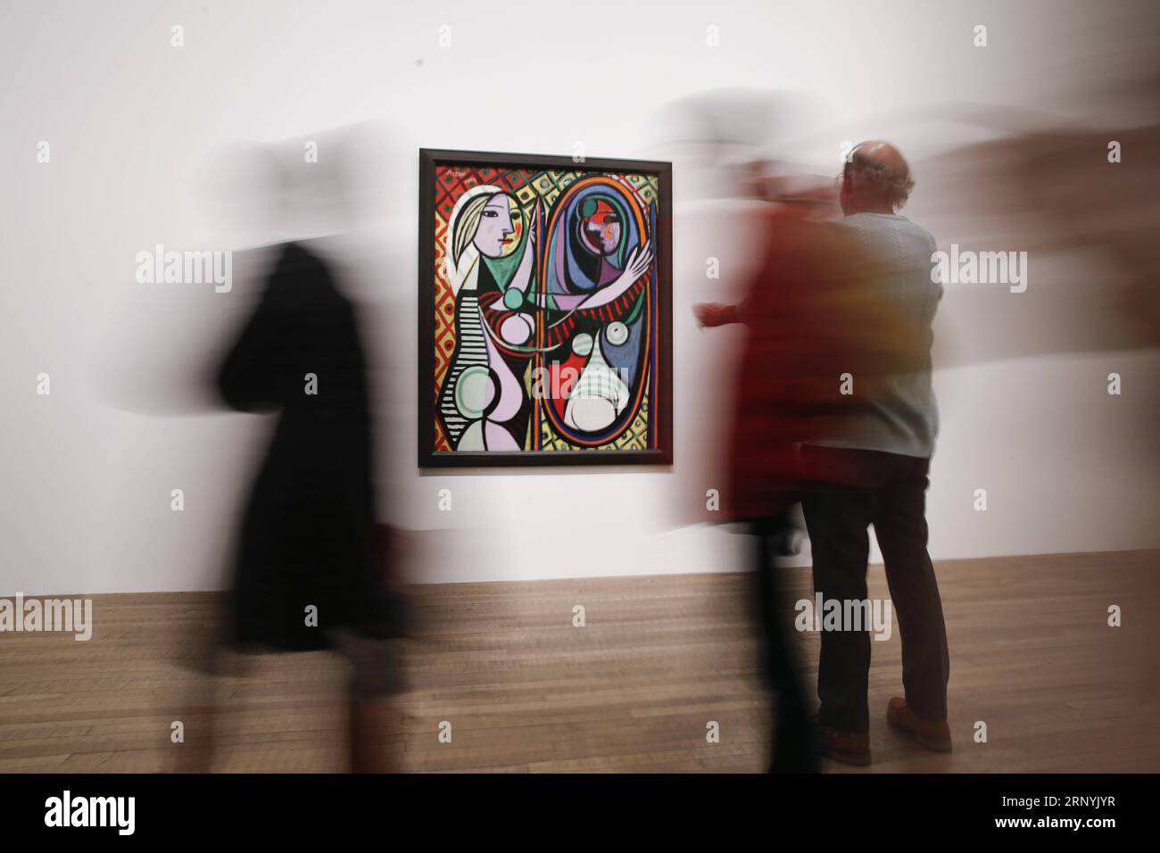 (180324) -- LONDRES, le 24 mars 2018 -- les gens visitent l'exposition EY Picasso 1932 - Love, Fame, Tragedy qui s'est tenue à la Tate Modern, Londres, Grande-Bretagne, le 24 mars 2018. L'exposition fermera le 9 septembre. ) (srb) BRITAIN-LONDON-TATE MODERN-THE EY EXHIBITION-PICASSO 1932 HanxYan PUBLICATIONxNOTxINxCHN Banque D'Images
