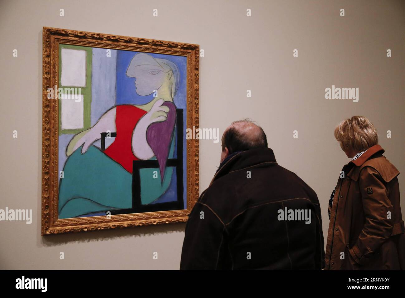 (180324) -- LONDRES, le 24 mars 2018 -- les gens visitent l'exposition EY Picasso 1932 - Love, Fame, Tragedy qui s'est tenue à la Tate Modern, Londres, Grande-Bretagne, le 24 mars 2018. L'exposition fermera le 9 septembre. ) (srb) BRITAIN-LONDON-TATE MODERN-THE EY EXHIBITION-PICASSO 1932 HanxYan PUBLICATIONxNOTxINxCHN Banque D'Images
