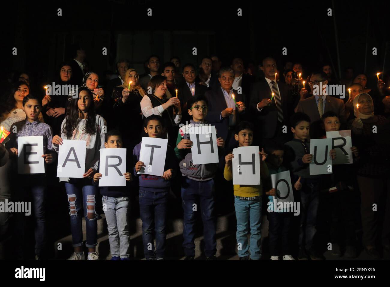 (180324) -- LE CAIRE, le 24 mars 2018 -- les gens assistent à l'événement annuel Earth Hour au Caire, capitale de l'Égypte, le 24 mars 2018.) EGYPTE-CAIRE-HEURE DE LA TERRE AhmedxGomaa PUBLICATIONxNOTxINxCHN Banque D'Images