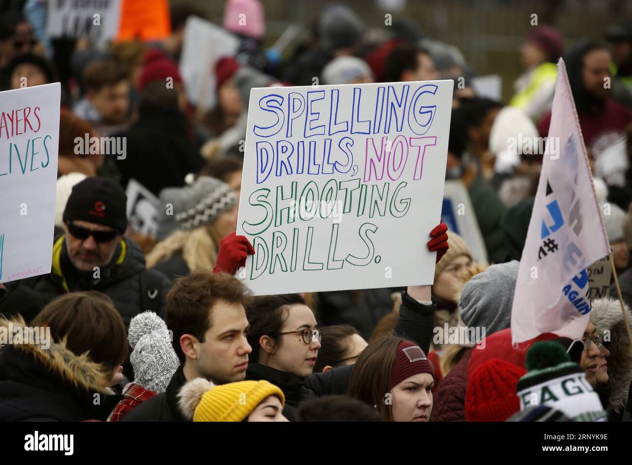 (180324) -- CHICAGO, le 24 mars 2018 -- des gens participent au rassemblement Marche pour nos vies à Chicago, aux États-Unis, le 24 mars 2018. Des dizaines de milliers de personnes se sont rassemblées samedi à Union Park à Chicago pour le rassemblement de contrôle des armes à feu March for Our Lives, exigeant la fin de la violence armée et des fusillades de masse dans les écoles. U.S.-CHICAGO-RALLYE-GUN CONTROL WangxPing PUBLICATIONxNOTxINxCHN Banque D'Images