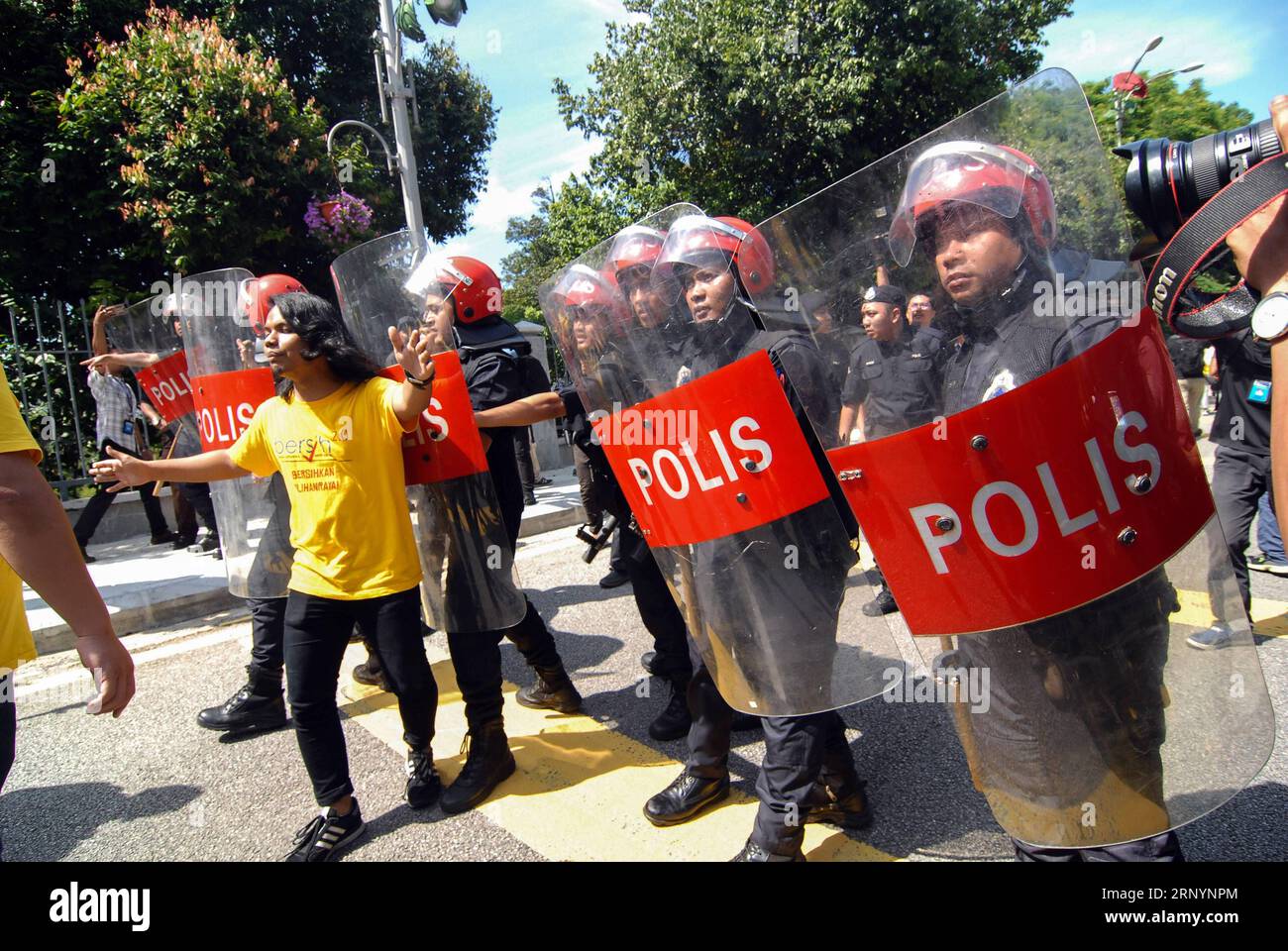 (180328) -- KUALA LUMPUR, le 28 mars 2018 -- la police monte la garde alors que des manifestants organisent un rassemblement devant le Parlement à Kuala Lumpur, Malaisie, le 28 mars 2018. Le Parlement malaisien a adopté mercredi une motion visant à redessiner la carte électorale, alors que la coalition au pouvoir Barisan Nasional (BN) et les partis d'opposition se préparent à se présenter aux 222 sièges nationaux lors d'élections générales qui devraient avoir lieu dans les prochaines semaines. Des centaines de manifestants, dont Mahathir Mohamad, ancien Premier ministre devenu chef de l'opposition, se sont rassemblés devant le Parlement à Kuala Lumpur mercredi Banque D'Images