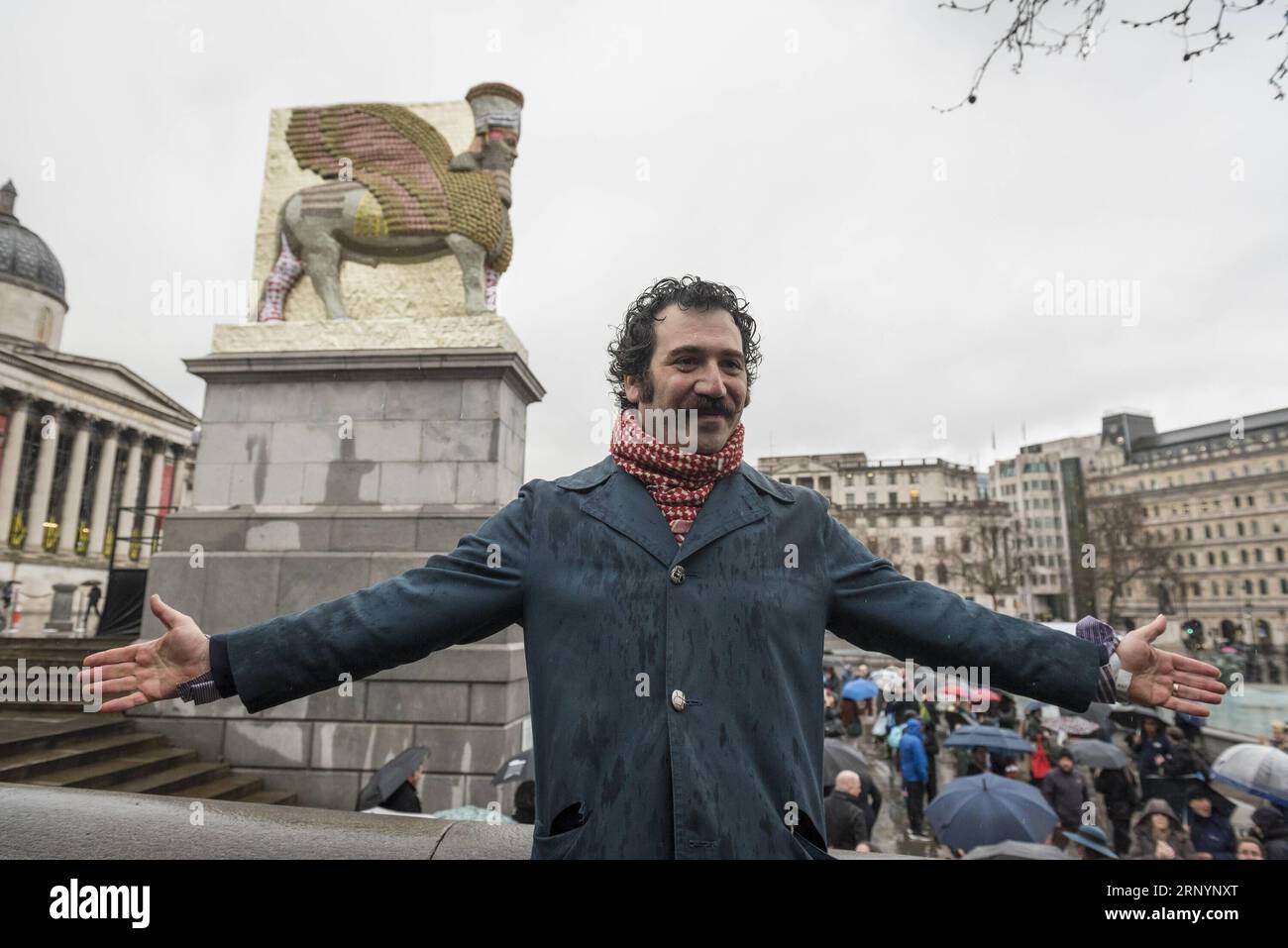 Bilder des Tages (180328) -- LONDRES, le 28 mars 2018 -- Michael Rakowitz pose avec sa sculpture l'ennemi invisible ne devrait pas exister sur le quatrième Plinth à Trafalgar Square, en Grande-Bretagne, le 28 mars 2018. La sculpture faite à partir de 10 500 boîtes de sirop de dattes irakiennes vides, est une réplique de Lamassu, un taureau ailé et divinité protectrice, qui se tenait à l'entrée de la porte Nergal de Ninive de 700 av. J.-C. jusqu'à ce qu'elle soit détruite par l'Etat islamique en 2015. Il s'agit du 12e travail à apparaître sur le quatrième Plinthe depuis le début du programme de mise en service en 1998, et sera sur le socle jusqu'en mars 2020. )(zjl) BRITAI Banque D'Images