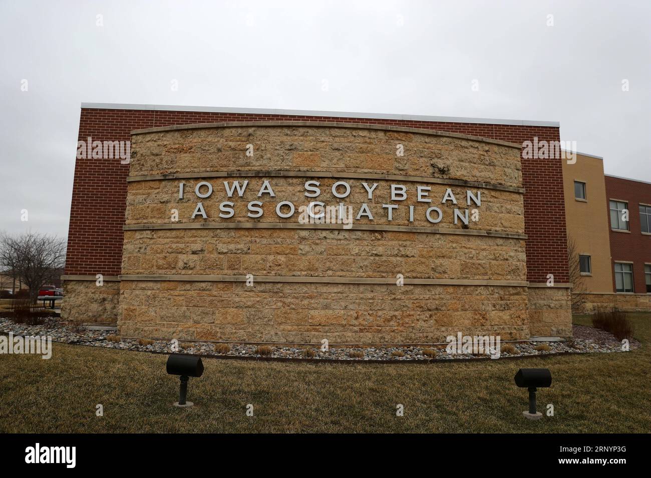 (180328) -- DES MOINES (É.-U.), 28 mars 2018 -- une photo prise le 27 mars 2018 montre l'extérieur du bâtiment de l'Iowa Soybean Association à des Moines, dans l'État de l'Iowa, aux États-Unis. Les producteurs de soja de l'Iowa sont préoccupés par une possible guerre commerciale entre les États-Unis et la Chine, qui ne verra aucun gagnant, a déclaré Grant Kimberly, directeur du marketing de l'Iowa Soybean Association (ISA). La photo va avec l'article intitulé Interview : spectre d'une possible guerre commerciale avec la Chine frappe les producteurs de soja américains. U.S.-DES MOINES-IOWA SOYA ASSOCIATION-INTERVIEW WANGXPING PUBLICATIONXNOTXINXCHN Banque D'Images