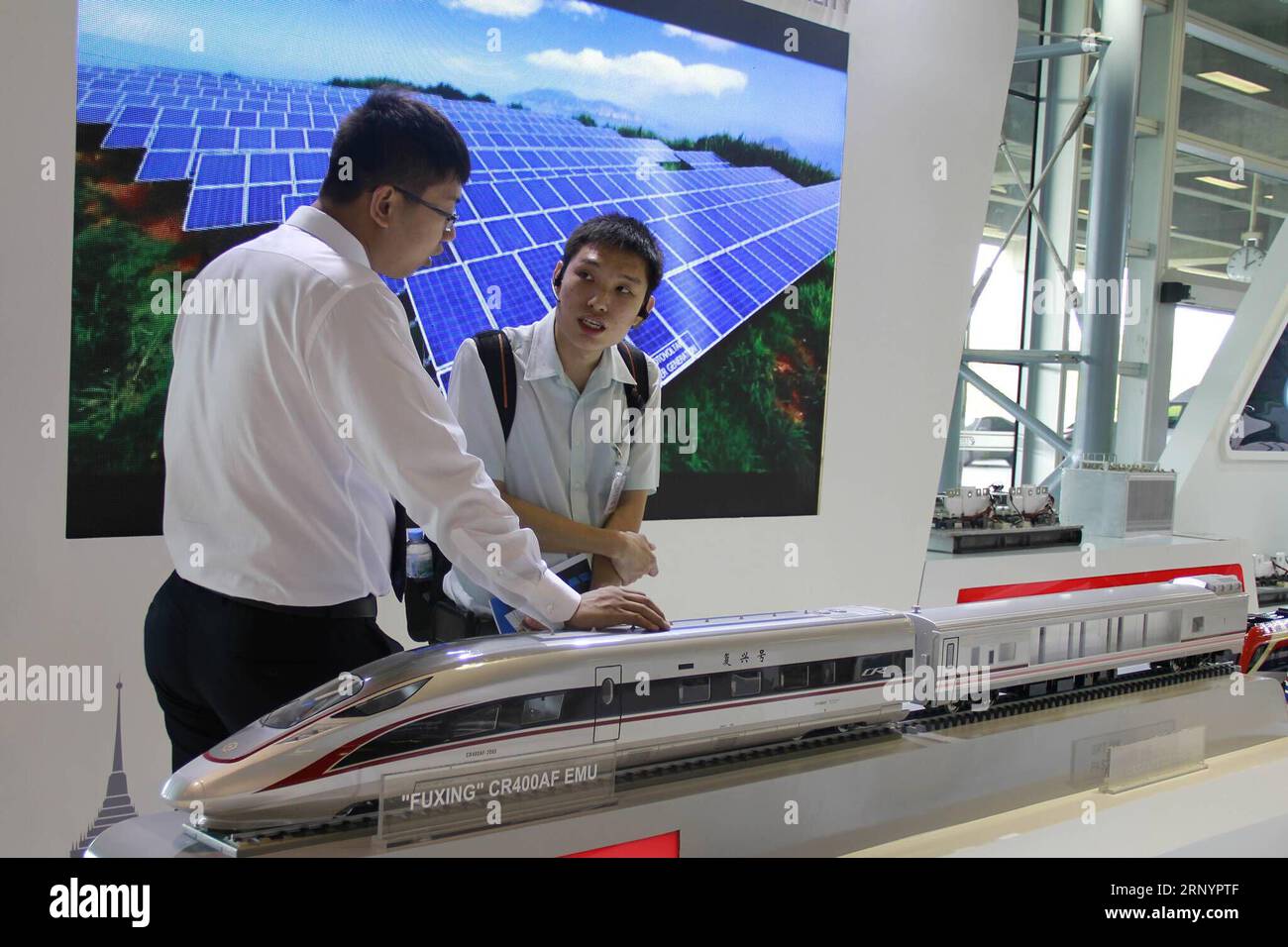 (180330) -- BANGKOK, le 30 mars 2018 -- Une maquette du train à grande vitesse Fuxing en Chine est vue lors du Rail Asia Expo & RISE Symposium 2018 à Bangkok, Thaïlande, le 29 mars 2018. Des modèles du train à grande vitesse Fuxing en Chine et d autres trains ont été présentés au Rail Asia Expo & RISE Symposium 2018 qui s est tenu de mercredi à jeudi alors que les entreprises chinoises cherchaient des opportunités en Thaïlande. (swt) THAÏLANDE-BANGKOK-CHINE-TRAIN MODÈLES YangxZhou PUBLICATIONxNOTxINxCHN Banque D'Images