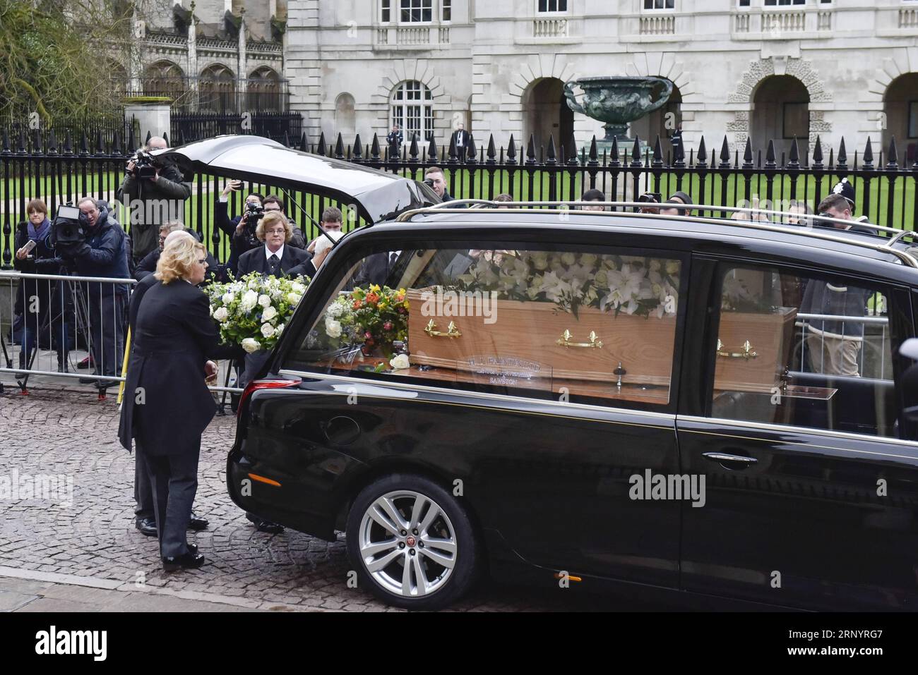 (180331) -- CAMBRIDGE, le 31 mars 2018 -- le cercueil du physicien britannique Stephen Hawking arrive à la Great St Mary s Church à Cambridge, en Grande-Bretagne, le 31 mars 2018. Les funérailles du professeur Stephen Hawking ont eu lieu samedi dans une église près de l'université de Cambridge où il a été un camarade pendant plus d'un demi-siècle. BRITAIN-CAMBRIDGE-STEPHEN HAWKING-FUNERAL StephenxChung PUBLICATIONxNOTxINxCHN Banque D'Images