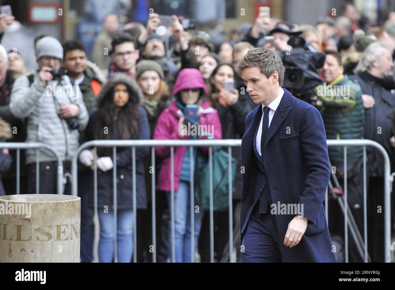 (180331) -- CAMBRIDGE, le 31 mars 2018 -- l'acteur Eddie Redmayne, qui a joué le rôle du physicien britannique Stephen Hawking dans le film la théorie de tout , assiste aux funérailles privées de Stephen Hawking à la Great St Mary s Church à Cambridge, en Grande-Bretagne, le 31 mars 2018. Les funérailles du professeur Stephen Hawking ont eu lieu samedi dans une église près de l'université de Cambridge où il a été un camarade pendant plus d'un demi-siècle. BRITAIN-CAMBRIDGE-STEPHEN HAWKING-FUNERAL StephenxChung PUBLICATIONxNOTxINxCHN Banque D'Images