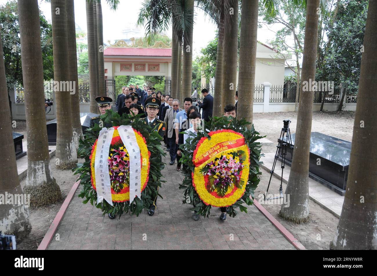 (180405) -- HANOI, 5 avril 2018 -- des gens offrent des couronnes aux martyrs chinois au cimetière des Martyrs Xuan Mai à Hanoi, Vietnam, le 4 avril 2018. Des représentants de l'ambassade de Chine au Vietnam, des entreprises chinoises, des étudiants et des médias, accompagnés de responsables locaux, ont organisé mercredi une cérémonie commémorative dans le cimetière où 10 martyrs chinois ont été enterrés, à l'occasion du Tomb Sweeping Day, ou Festival de Qingming. (Zxj) VIETNAM-HANOÏ-CHINOIS MARTYR-TOMBEAU BALAYANT WangxDi PUBLICATIONxNOTxINxCHN Banque D'Images