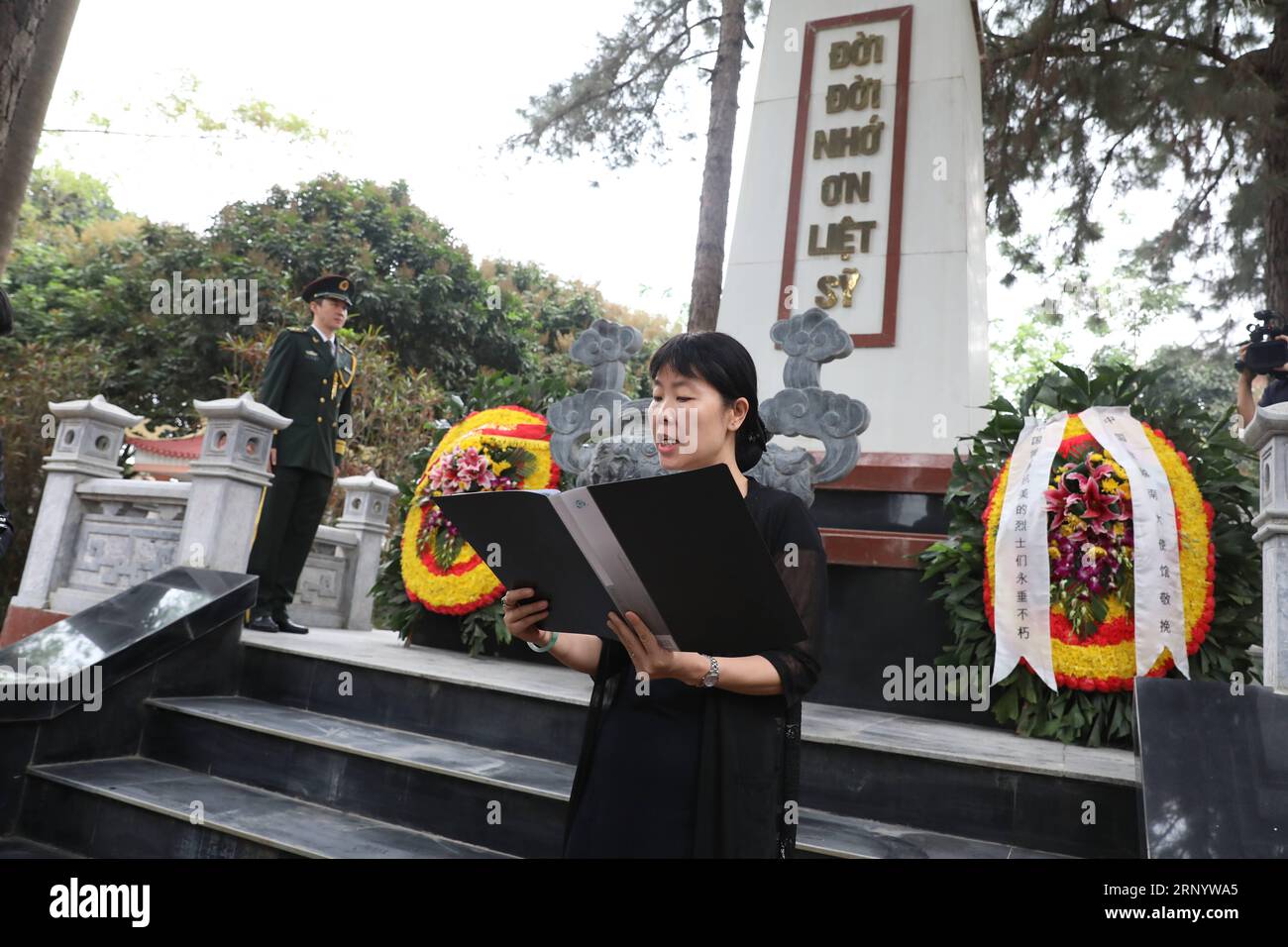 (180405) -- HANOÏ, le 5 avril 2018 -- Yin Haihong, chargé des affaires de l'ambassade de Chine au Vietnam, prononce un discours au cimetière des Martyrs de Xuan Mai à Hanoi, Vietnam, le 4 avril 2018. Des représentants de l'ambassade de Chine au Vietnam, des entreprises chinoises, des étudiants et des médias, accompagnés de responsables locaux, ont organisé mercredi une cérémonie commémorative dans le cimetière où 10 martyrs chinois ont été enterrés, à l'occasion du Tomb Sweeping Day, ou Festival de Qingming. (Zxj) VIETNAM-HANOÏ-CHINOIS MARTYR-TOMBEAU BALAYANT WangxDi PUBLICATIONxNOTxINxCHN Banque D'Images