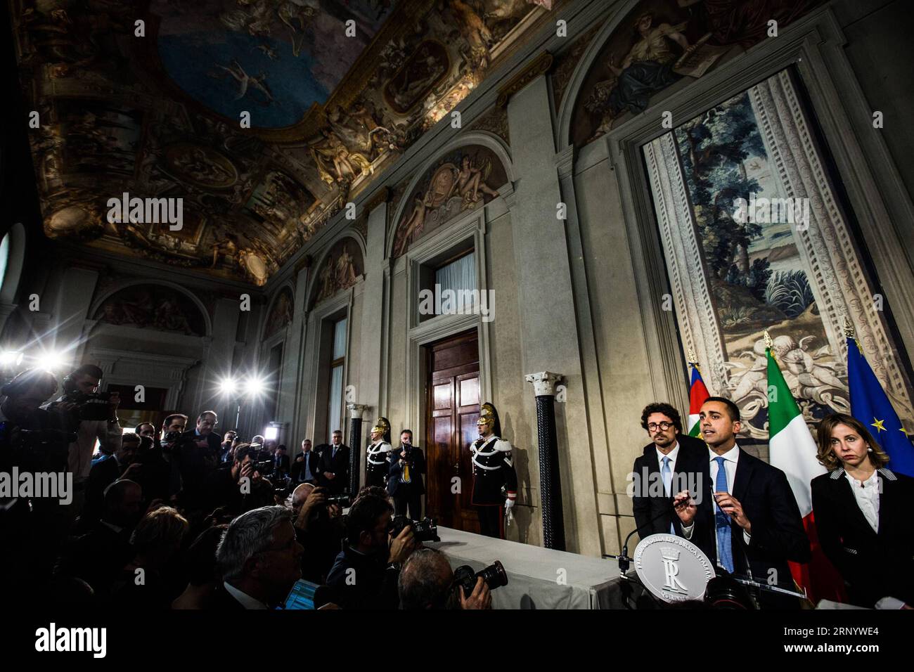 (180405) -- ROME, 5 avril 2018 -- Luigi Di Maio (2e R), leader du mouvement cinq étoiles italien, s'adresse aux médias après les consultations avec le président italien Sergio Mattarella (non représenté sur la photo) au Palais Quirinal à Rome, capitale de l'Italie, le 5 avril 2018. Le premier cycle de pourparlers sur la formation du gouvernement n'a pas réussi à produire une majorité viable, a déclaré jeudi à la nation le président italien Sergio Mattarella dans une déclaration en direct. ITALIE-ROME-POURPARLERS DE FORMATION DU GOUVERNEMENT-ÉCHEC JINXYU PUBLICATIONXNOTXINXCHN Banque D'Images