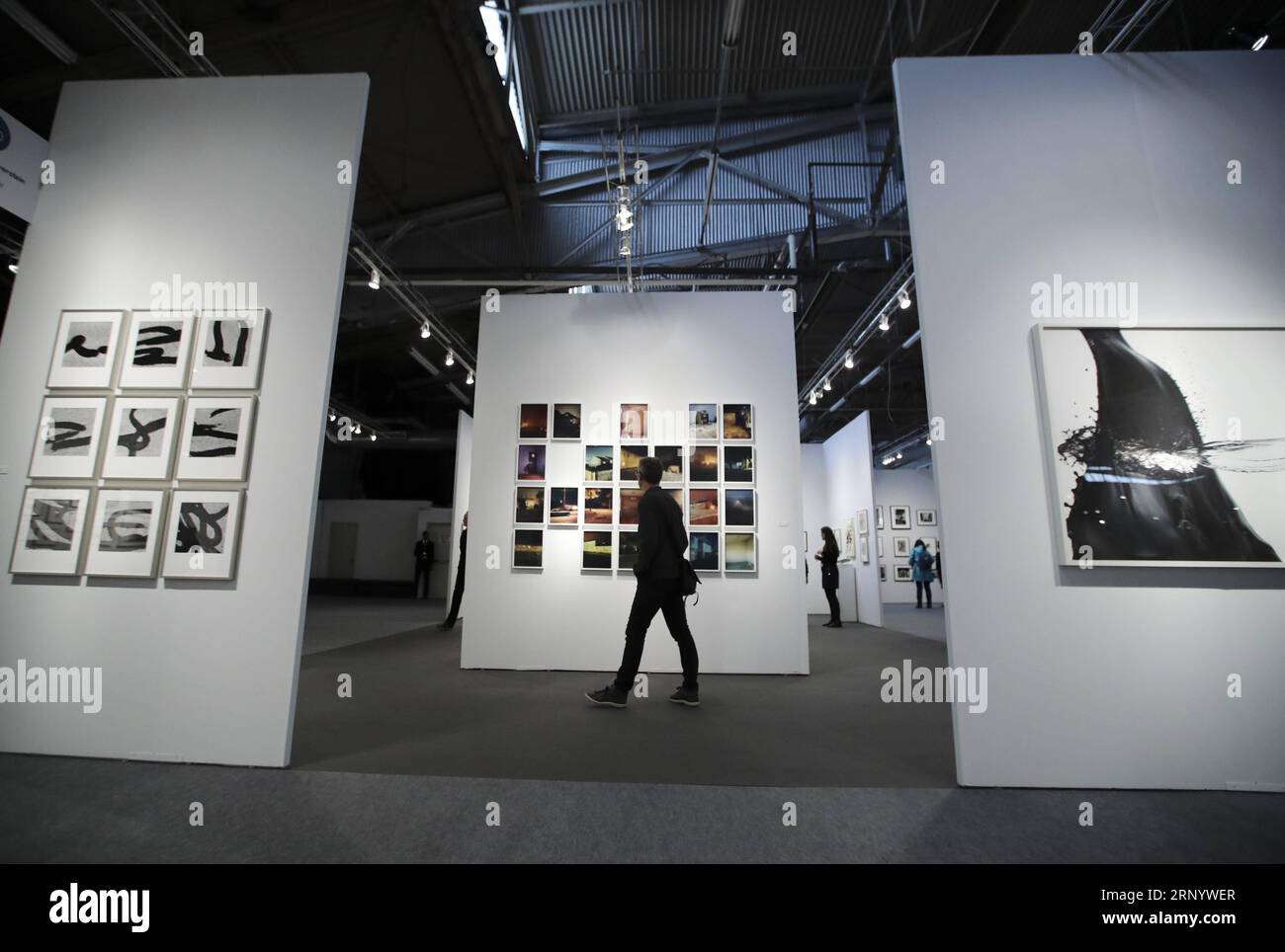 (180405) -- NEW YORK, 5 avril 2018 -- les visiteurs regardent des œuvres photographiques au salon de photographie de l'AIPAD (Association of International Photography Art Dealers) à New York, aux États-Unis, le 5 avril 2018. La 38e édition du salon de la photographie se tient du 5 au 8 avril. Environ 100 des plus grandes galeries de photographie artistique au monde présentent une gamme de travaux de qualité muséale, y compris des photographies contemporaines, modernes et du 19e siècle, ainsi que de l'art photographique, de la vidéo et des nouveaux médias. U.S.-NEW YORK-AIPAD-LE SPECTACLE DE PHOTOGRAPHIE WANGXYING PUBLICATIONXNOTXINXCHN Banque D'Images
