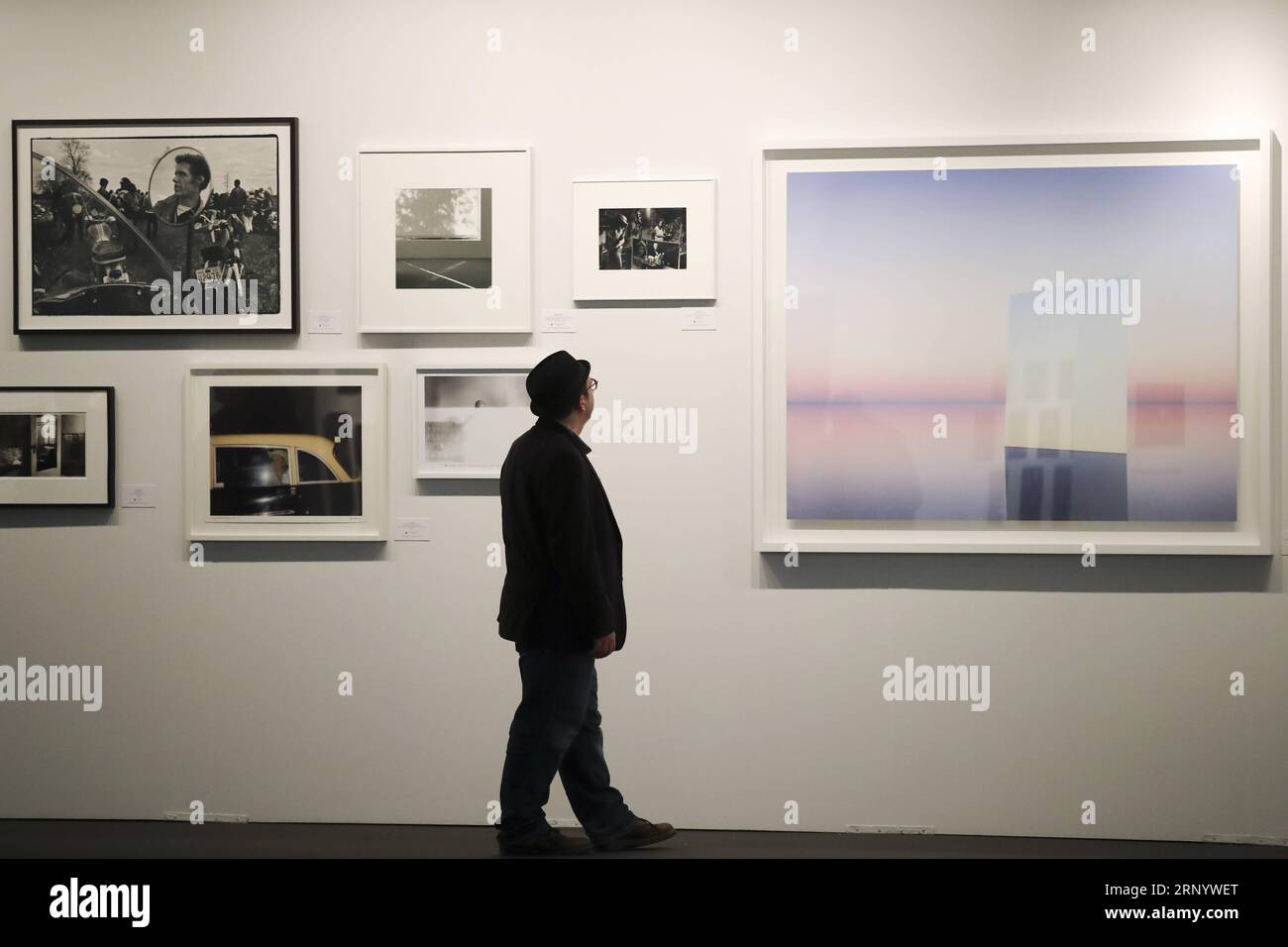 (180405) -- NEW YORK, le 5 avril 2018 -- Un visiteur regarde des œuvres photographiques au salon de photographie de l'AIPAD (Association of International Photography Art Dealers) à New York, aux États-Unis, le 5 avril 2018. La 38e édition du salon de la photographie se tient du 5 au 8 avril. Environ 100 des plus grandes galeries de photographie artistique au monde présentent une gamme de travaux de qualité muséale, y compris des photographies contemporaines, modernes et du 19e siècle, ainsi que de l'art photographique, de la vidéo et des nouveaux médias. U.S.-NEW YORK-AIPAD-LE SPECTACLE DE PHOTOGRAPHIE WANGXYING PUBLICATIONXNOTXINXCHN Banque D'Images