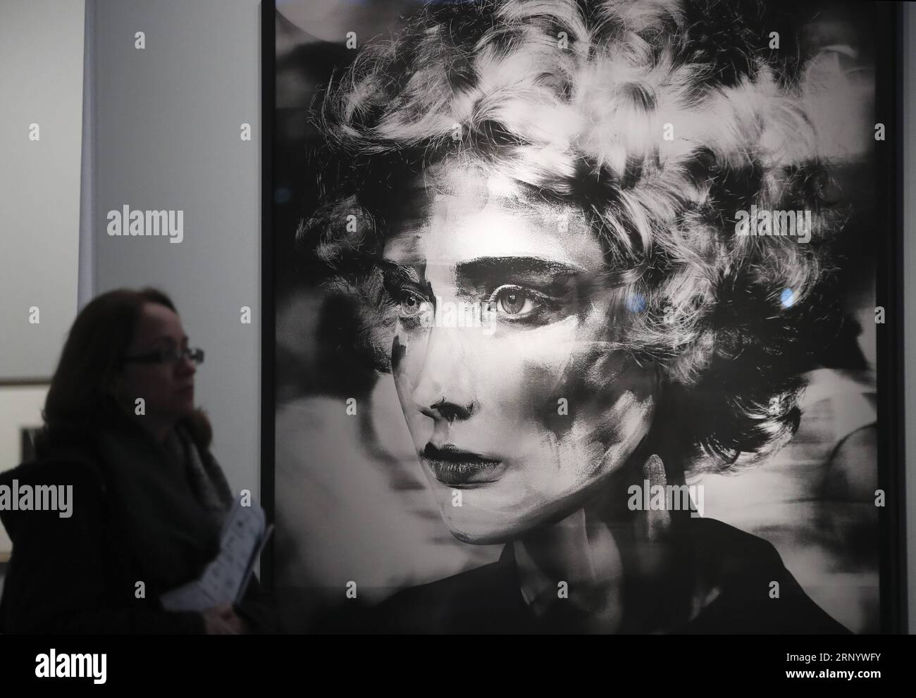 (180405) -- NEW YORK, le 5 avril 2018 -- Lady Round Brush, l'œuvre photographique de la photographe française Valerie Belin, est présentée au salon de photographie de l'AIPAD (Association of International Photography Art Dealers) à New York, aux États-Unis, le 5 avril 2018. La 38e édition du salon de la photographie se tient du 5 au 8 avril. Environ 100 des plus grandes galeries de photographie artistique au monde présentent une gamme de travaux de qualité muséale, y compris des photographies contemporaines, modernes et du 19e siècle, ainsi que de l'art photographique, de la vidéo et des nouveaux médias. U.S.-NEW YORK-AIPAD-LE SPECTACLE DE PHOTOGRAPHIE WANGXY Banque D'Images