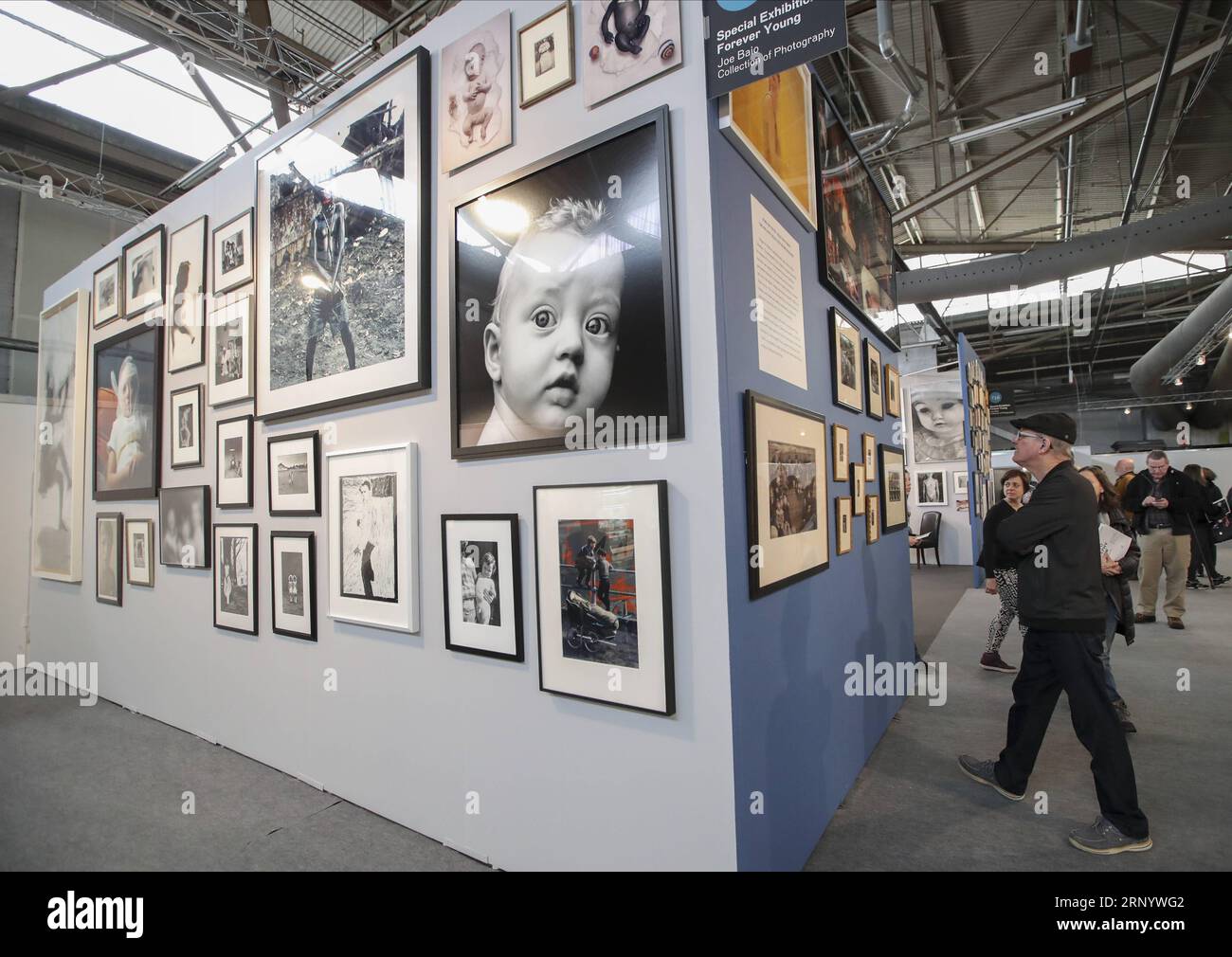 (180405) -- NEW YORK, 5 avril 2018 -- les visiteurs regardent les œuvres photographiques de l'exposition spéciale Forever Young à l'AIPAD (Association of International Photography Art Dealers) au salon de la photographie de New York, aux États-Unis, le 5 avril 2018. La 38e édition du salon de la photographie se tient du 5 au 8 avril. Environ 100 des plus grandes galeries de photographie artistique au monde présentent une gamme de travaux de qualité muséale, y compris des photographies contemporaines, modernes et du 19e siècle, ainsi que de l'art photographique, de la vidéo et des nouveaux médias. U.S.-NEW YORK-AIPAD-LE SPECTACLE DE WANGXYING PUBLIC Banque D'Images