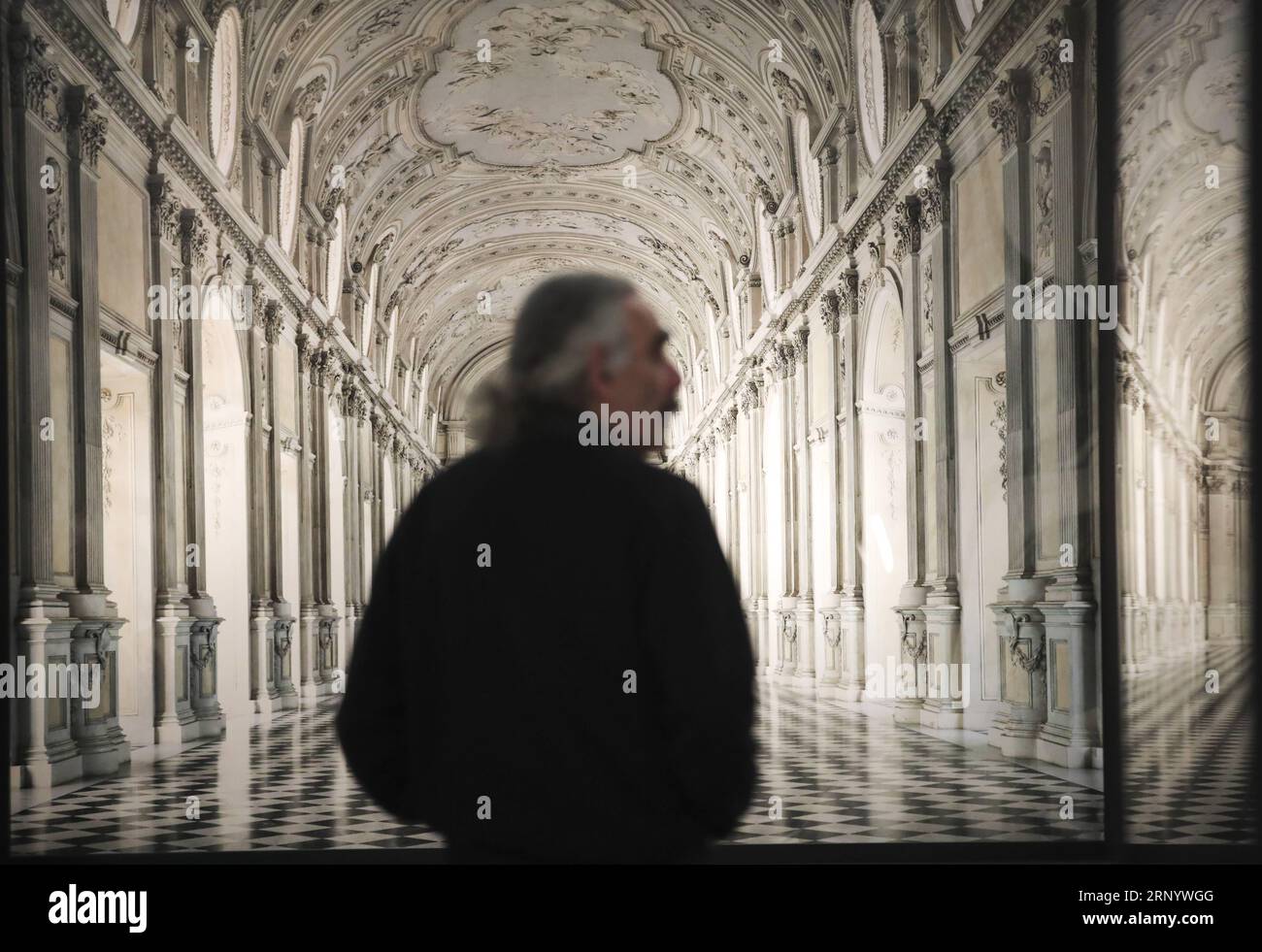 (180405) -- NEW YORK, 5 avril 2018 -- Un visiteur regarde une œuvre photographique au salon de photographie de l'AIPAD (Association of International Photography Art Dealers) à New York, aux États-Unis, le 5 avril 2018. La 38e édition du salon de la photographie se tient du 5 au 8 avril. Environ 100 des plus grandes galeries de photographie artistique au monde présentent une gamme de travaux de qualité muséale, y compris des photographies contemporaines, modernes et du 19e siècle, ainsi que de l'art photographique, de la vidéo et des nouveaux médias. U.S.-NEW YORK-AIPAD-LE SPECTACLE DE PHOTOGRAPHIE WANGXYING PUBLICATIONXNOTXINXCHN Banque D'Images