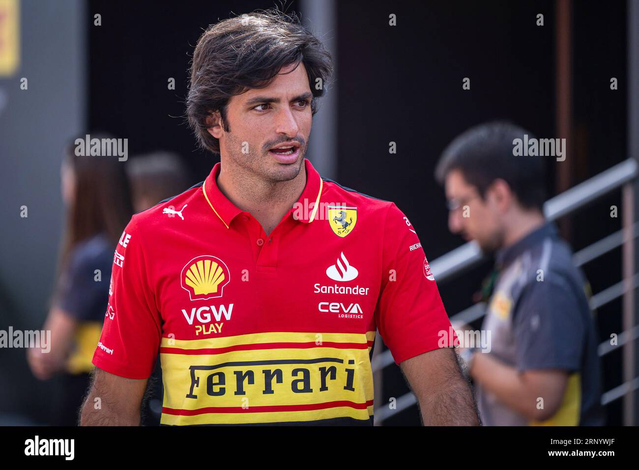 Milan, Italie. 01 septembre 2023. Le pilote espagnol Carlos Sainz de la Scuderia Ferrari est vu dans le paddock lors du Grand Prix de F1 d'Italie à l'Autodromo Nazionale Monza. (Photo Andreja Cencic/SOPA Images/Sipa USA) crédit : SIPA USA/Alamy Live News Banque D'Images