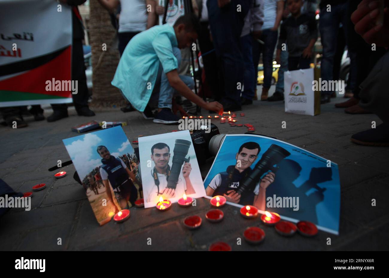 (180407) -- NAPLOUSE, 7 avril 2018 -- des journalistes palestiniens allument des bougies autour de photos du journaliste palestinien Yasser Murtaga dans la ville de Naplouse, en Cisjordanie, le 7 avril 2018. Yasser Murtaga, journaliste de 30 ans, couvrait les manifestations à l'est de Khan Younis lorsqu'il a été abattu et est mort plus tard de sa blessure. MIDEAST-NAPLOUSE-GAZA RASSEMBLEMENT-JOURNALISTE-MORT-DEUIL NIDALXESHTAYEH PUBLICATIONXNOTXINXCHN Banque D'Images