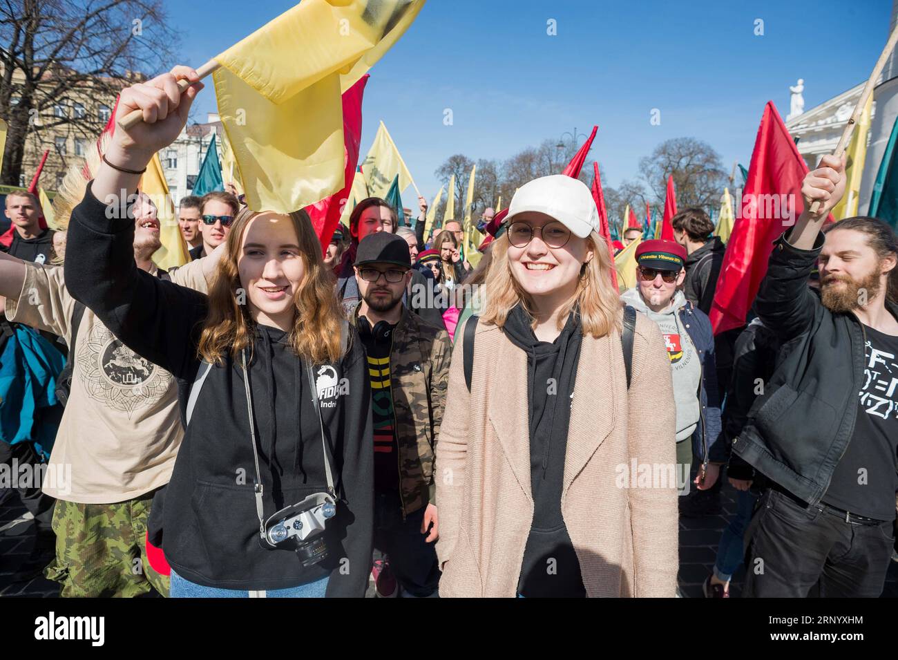 (180408) -- VILNIUS, le 8 avril 2018 -- des étudiants universitaires participent au défilé de la 50e Journée des physiciens à Vilnius, Lituanie, le 7 avril 2018. )(gj) LITUANIE-VILNIUS-JOURNÉE DES PHYSICIENS AlfredasxPliadis PUBLICATIONxNOTxINxCHN Banque D'Images