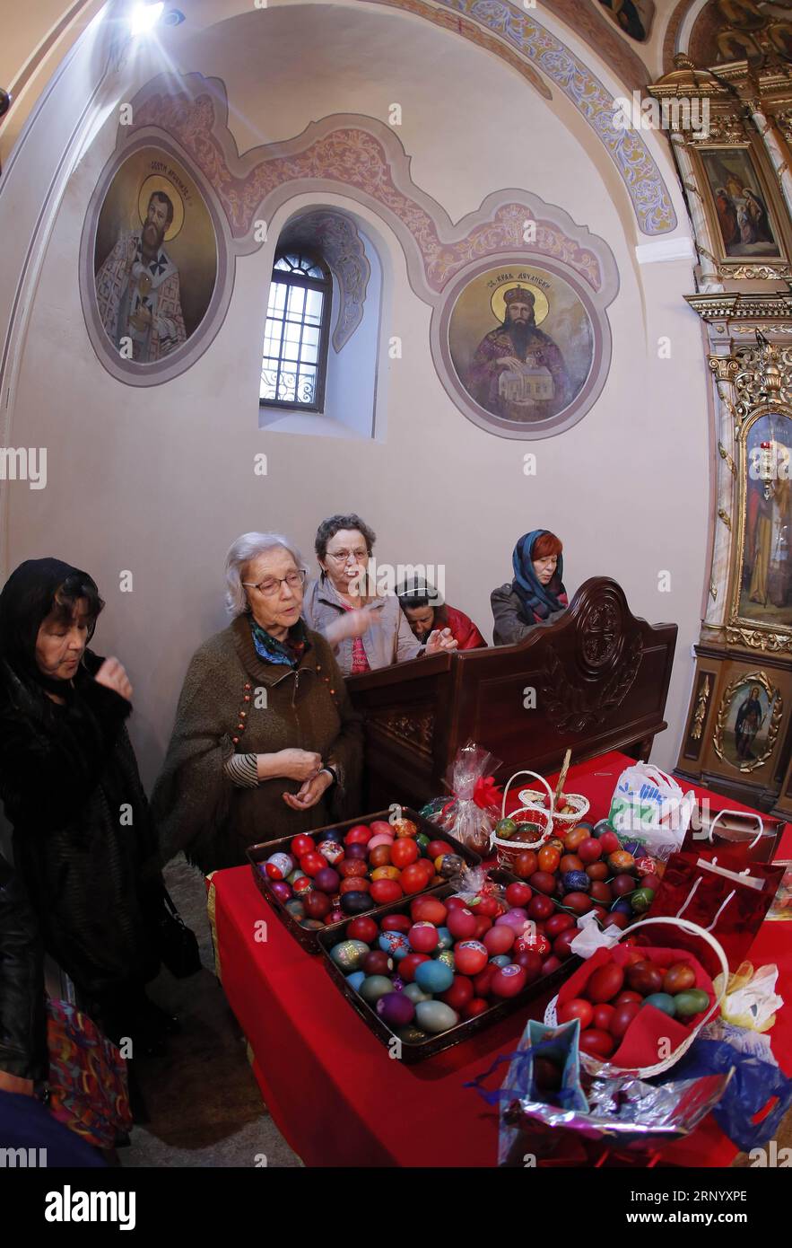 (180408) -- SVILAJNAC (SERBIE), 8 avril 2018 -- des œufs de Pâques sont exposés et partagés avec des fidèles lors d'une messe de Pâques dans l'église St Nikola de la ville de Svilajnac, dans l'est de la Serbie, le 8 avril 2018.) (Zxj) SERBIE-SVILAJNAC-MESSE DE PÂQUES PredragxMilosavljevic PUBLICATIONxNOTxINxCHN Banque D'Images