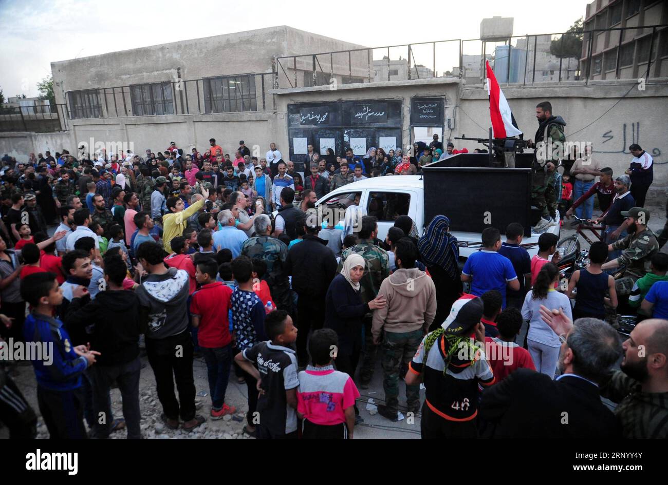 (180409) -- DAMAS, 9 avril 2018 -- des familles de personnes enlevées célèbrent près d'un point de passage dans la région de Wafiden, au Nord-est de Damas, en Syrie, le 8 avril 2018. Le premier bus transportant les personnes libérées de la captivité des rebelles à Douma en Syrie a atteint dimanche la position de l'armée syrienne près de la capitale Damas, a rapporté la télévision d'Etat. (Ybg) SYRIE-DAMAS-LIBÉRATION-ENLÈVEMENT DE CIVILS AmmarxSafarjalani PUBLICATIONxNOTxINxCHN Banque D'Images