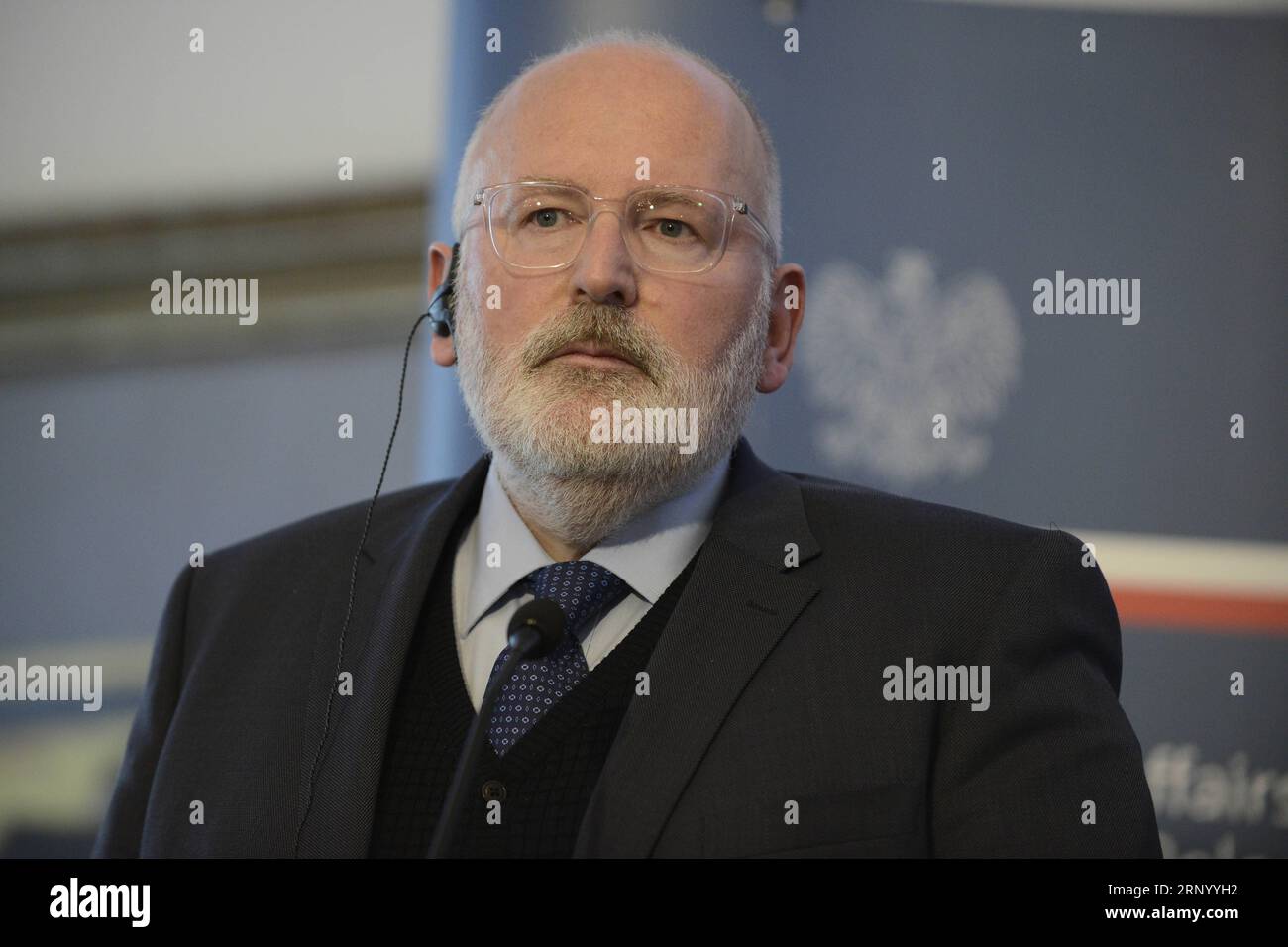 (180409) -- VARSOVIE, le 9 avril 2018 -- le vice-président de la Commission européenne, Frans Timmermans, assiste à une conférence de presse conjointe avec le ministre polonais des Affaires étrangères, Jacek Czaputowicz (non représenté sur la photo) à Varsovie, en Pologne, le 9 avril 2018. Le changement au sein du gouvernement polonais a également entraîné un changement dans le climat de nos relations, a déclaré Timmermans ici lundi après avoir rencontré Jacek Czaputowicz. POLOGNE-VARSOVIE-COMMISSION EUROPÉENNE-TIMMERMANS-VISIT JAAPXARRIENS PUBLICATIONXNOTXINXCHN Banque D'Images