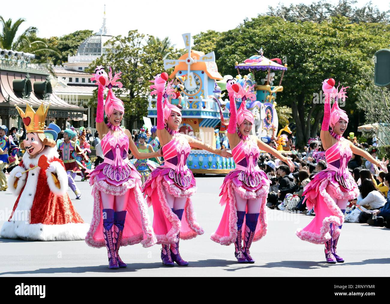 (180410) -- TOKYO, le 10 avril 2018 -- le Tokyo Disneyland organise une répétition pour la célébration du 35e anniversaire de son ouverture à Tokyo, Japon, le 10 avril 2018. Le Tokyo Disneyland a été ouvert le 15 avril 1983. ) (Ybg) JAPON-TOKYO DISNEY-35E ANNIVERSAIRE-RÉPÉTITION MaxPing PUBLICATIONxNOTxINxCHN Banque D'Images