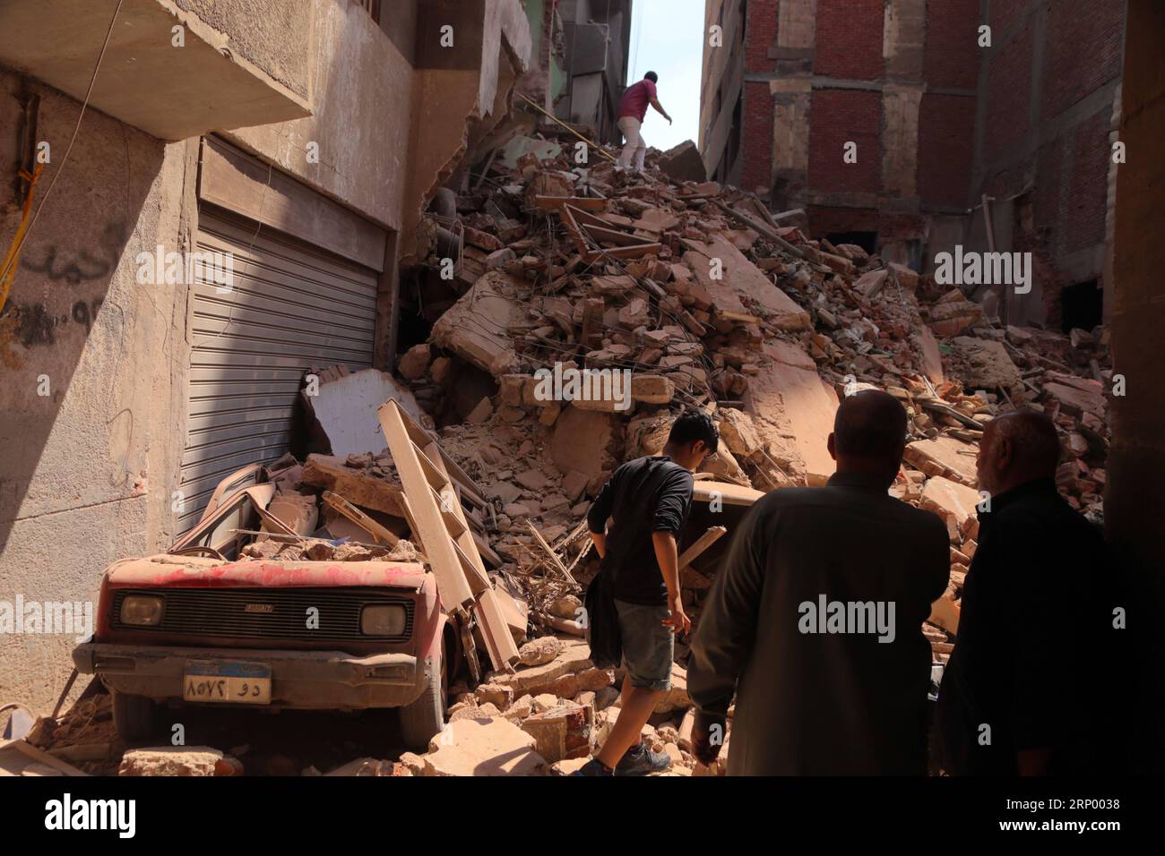 Gebäudeeinsturz à Gizeh (180410) -- LE CAIRE, LE 10 avril 2018 -- les gens se rassemblent près du site de l'effondrement du bâtiment à Gizeh, en Égypte, le 10 avril 2018. Un bâtiment s'est effondré à Gizeh mardi, causant des blessures à quatre personnes. (Zjl) EGYPT-GIZEH-BUILDING COLLAPSE AhmedxGomaa PUBLICATIONxNOTxINxCHN Banque D'Images
